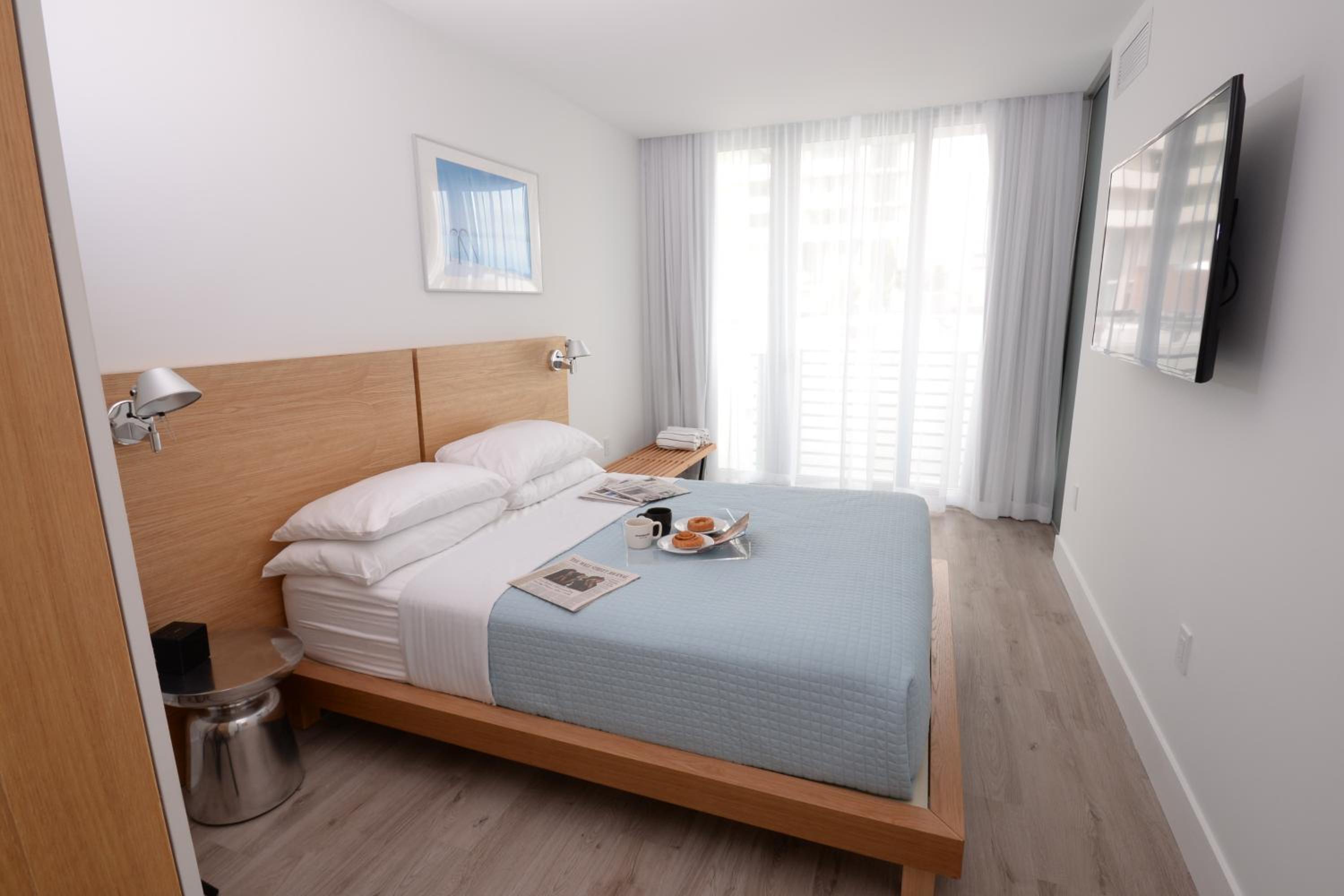 Urban One Bedroom with Kitchenette and Standing Balcony