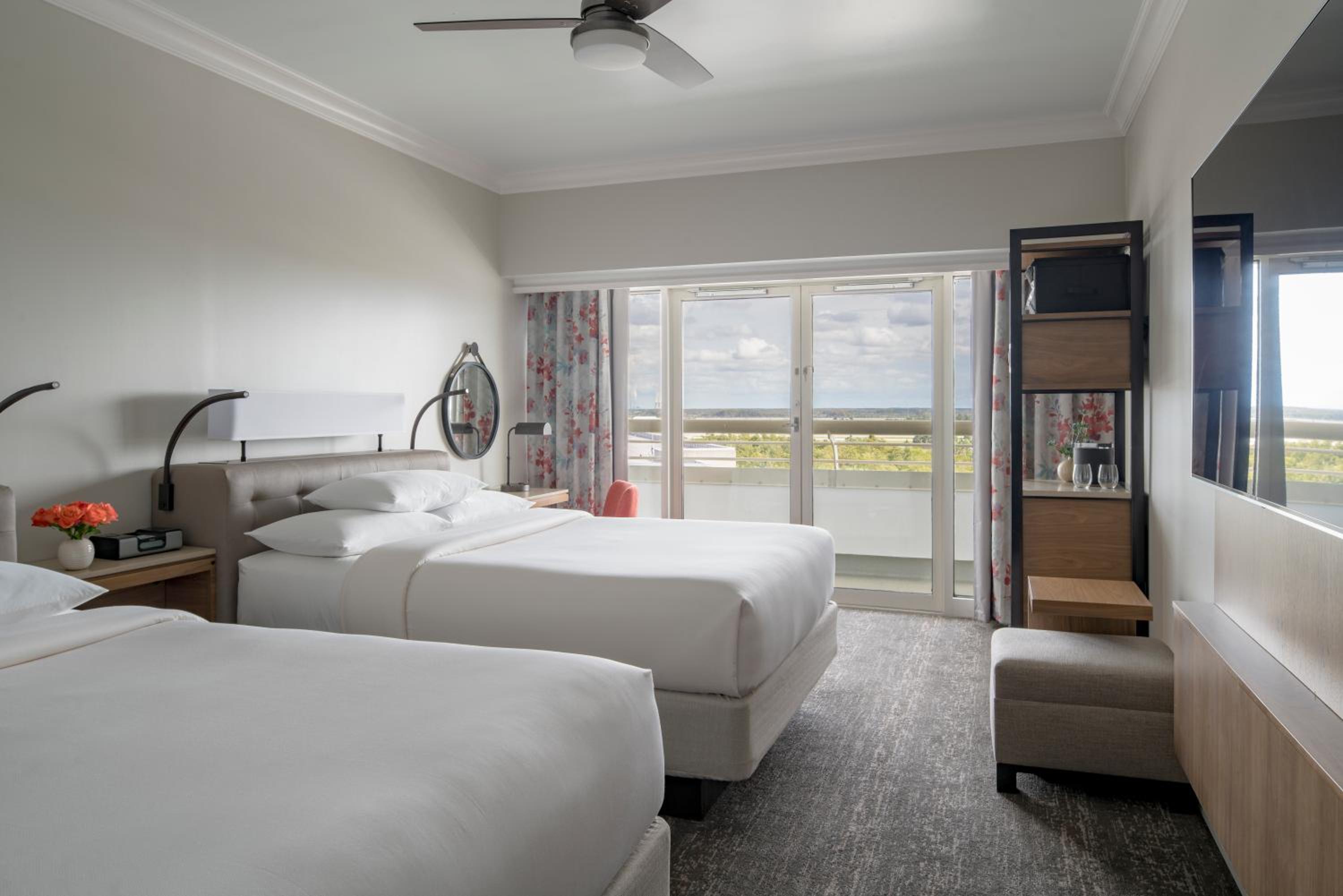 Queen Room with Two Queen Beds - Photo 4
