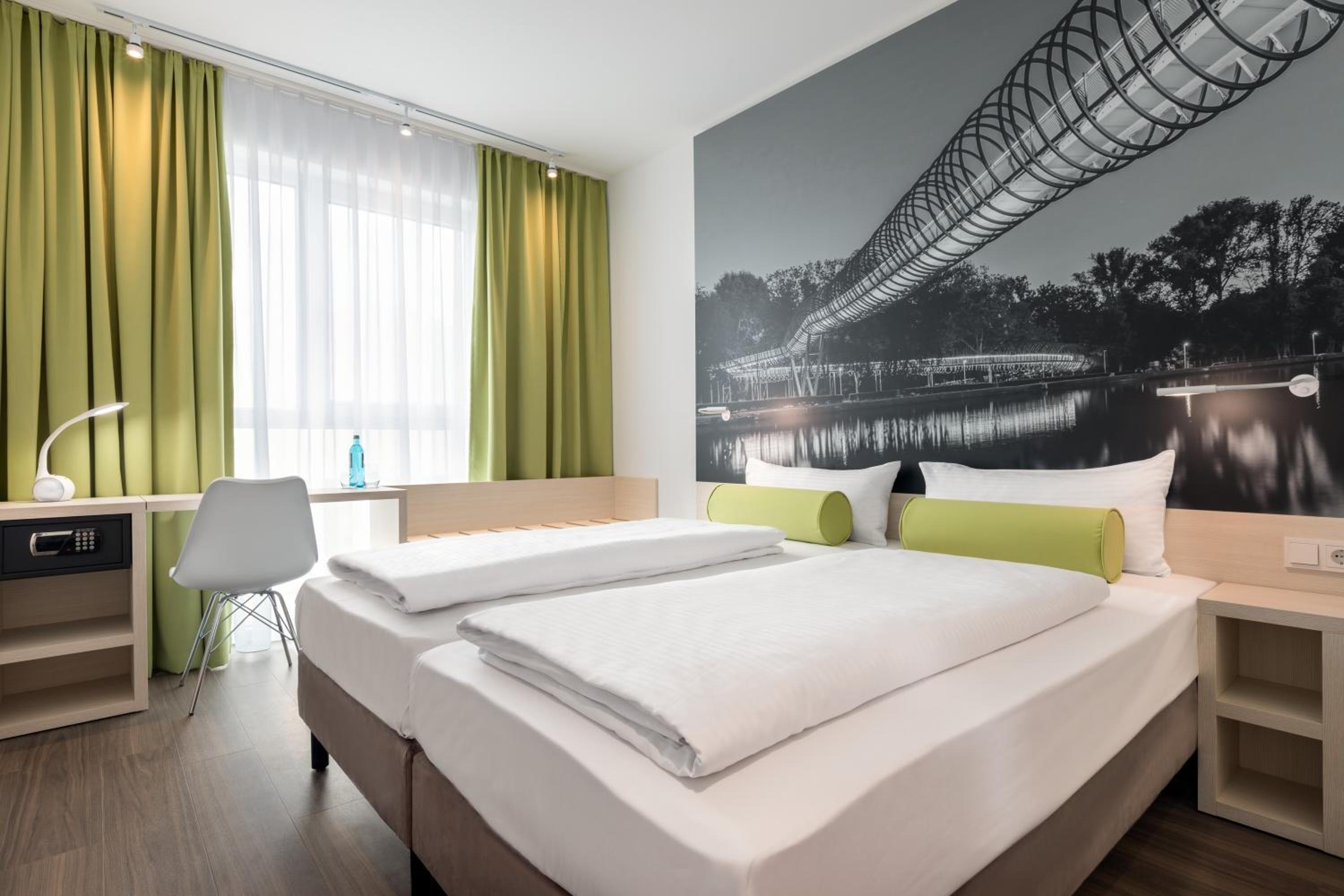 Standard Accessible Room - Photo 6