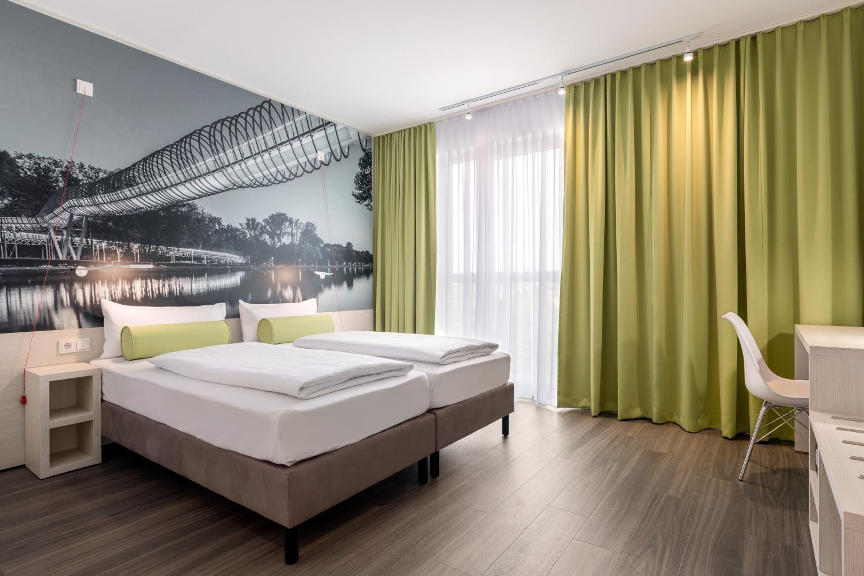 Standard Accessible Room - Photo 3
