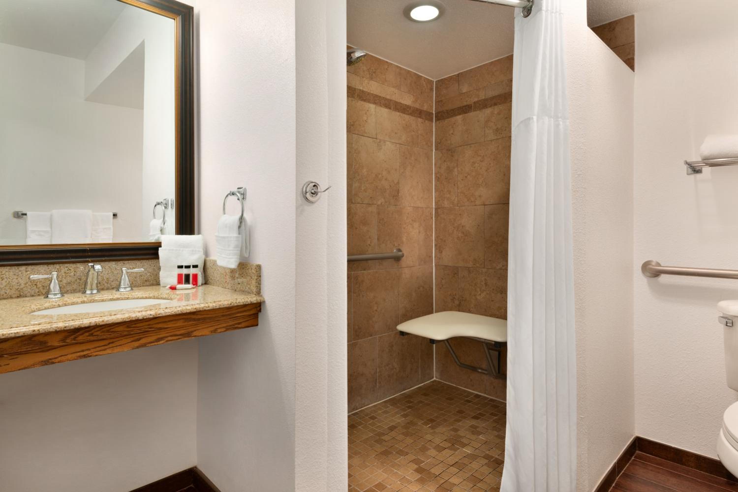 Deluxe Queen Room - Mobility Access/Non-Smoking - Photo 2