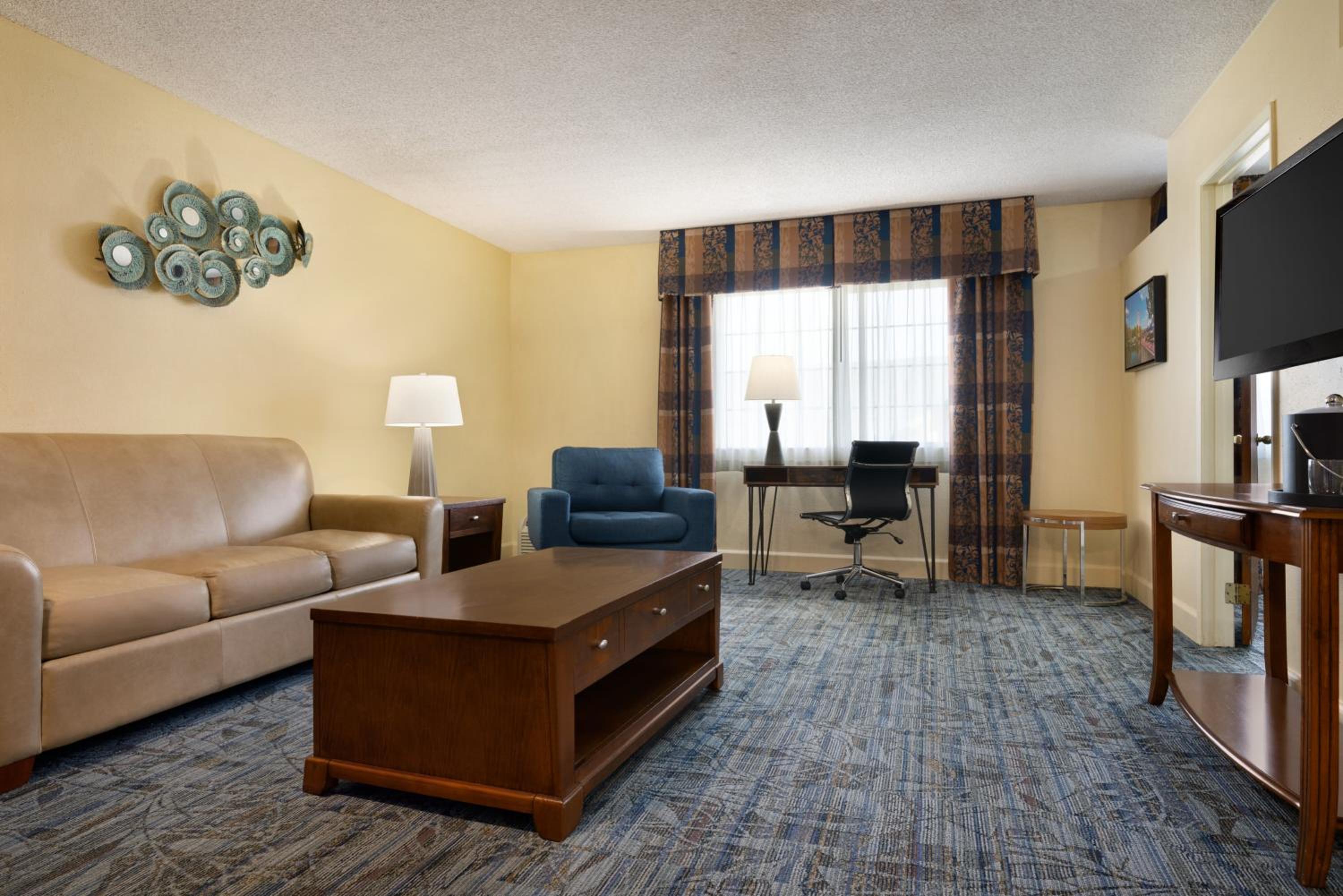 One-Bedroom King Suite, Non-Smoking - Photo 5