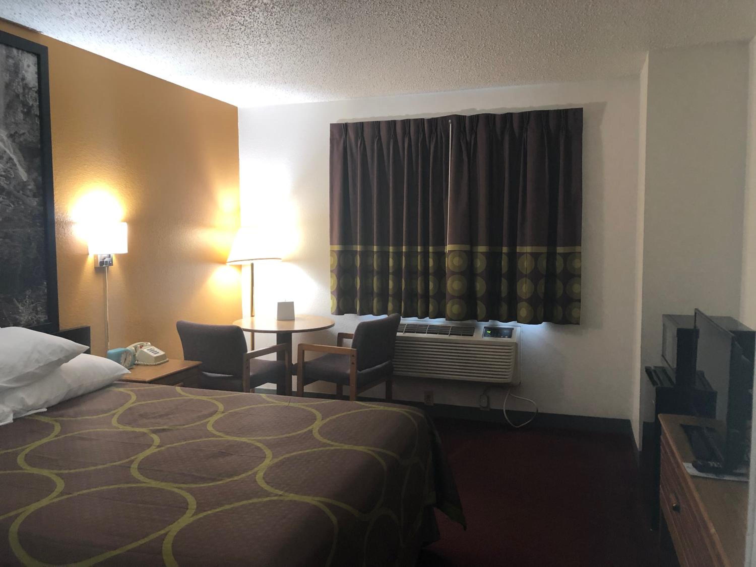 Queen Room - Non-Smoking - Photo 1