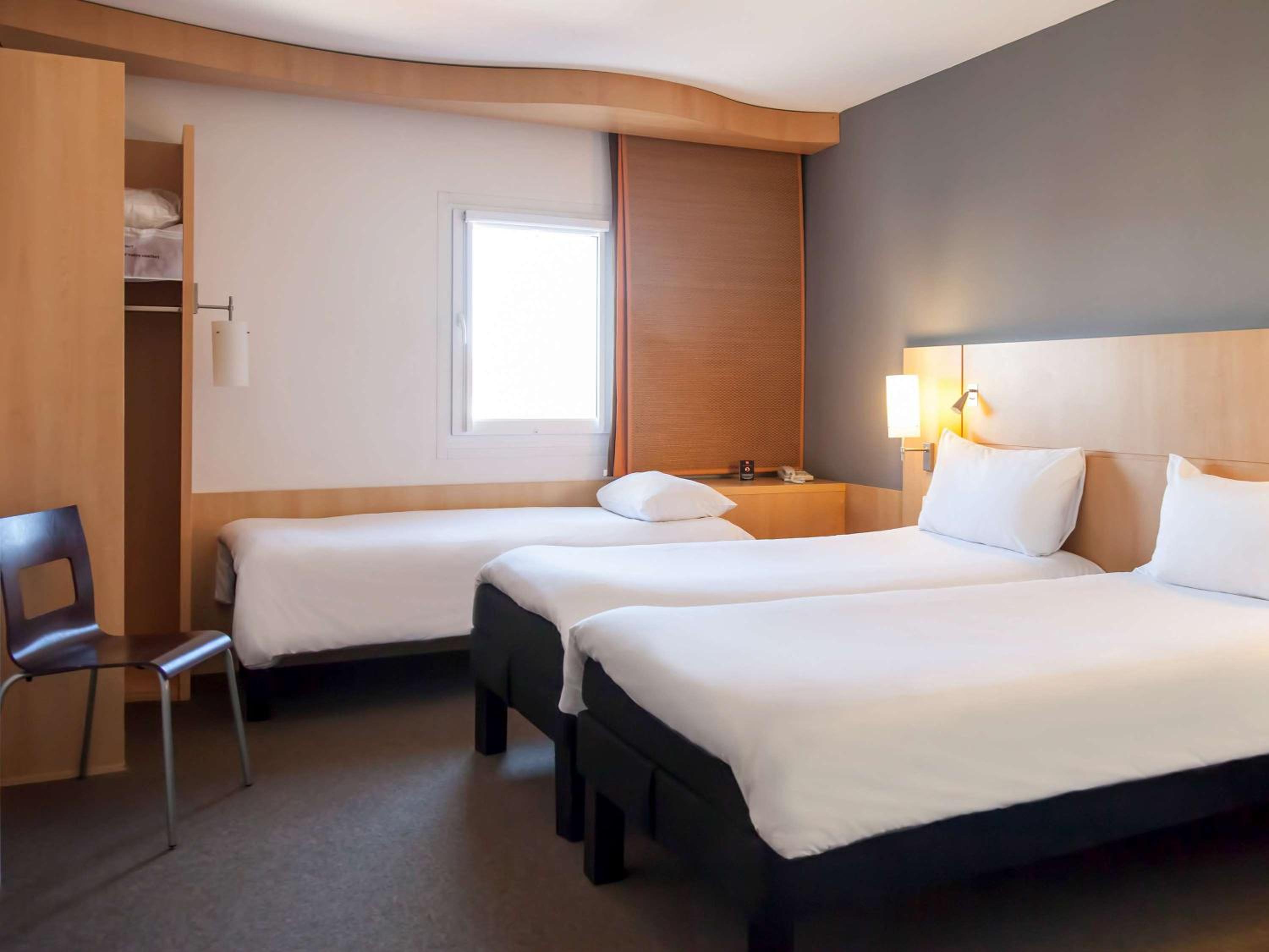 Standard Room With Three Single Beds - Photo 1
