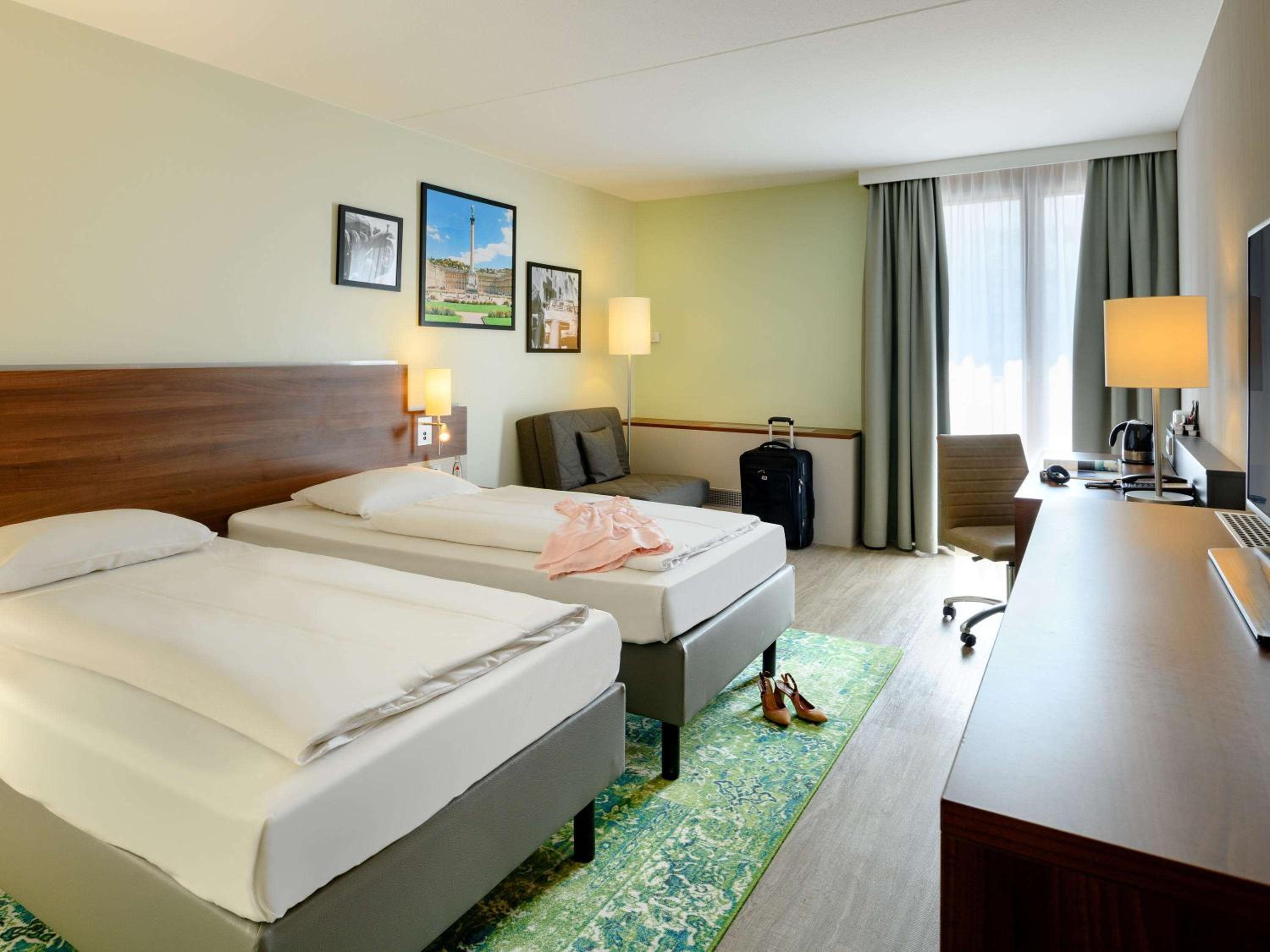 Standard Twin Room with Sofa - Photo 7