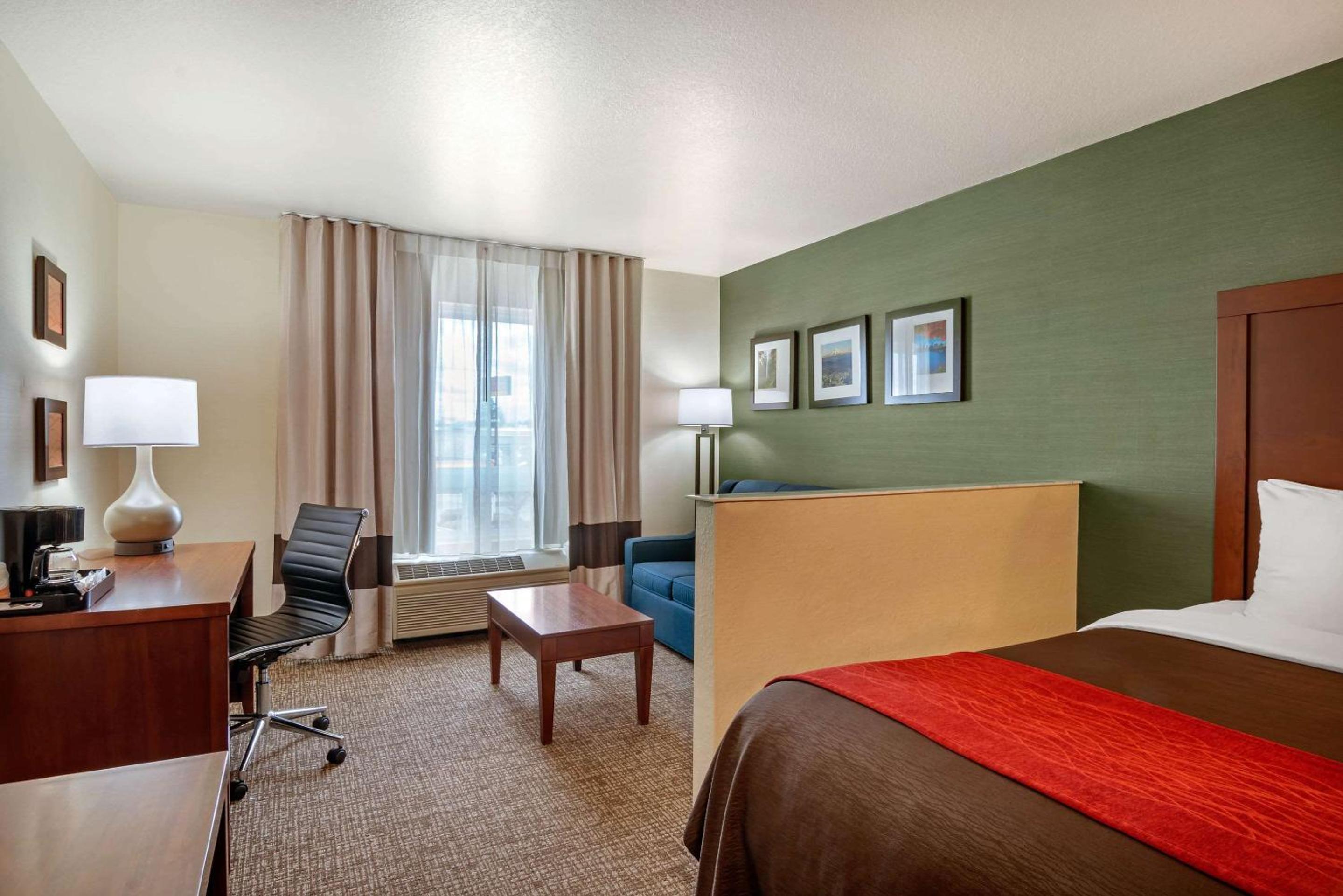 Queen Suite - Non-Smoking - Photo 9
