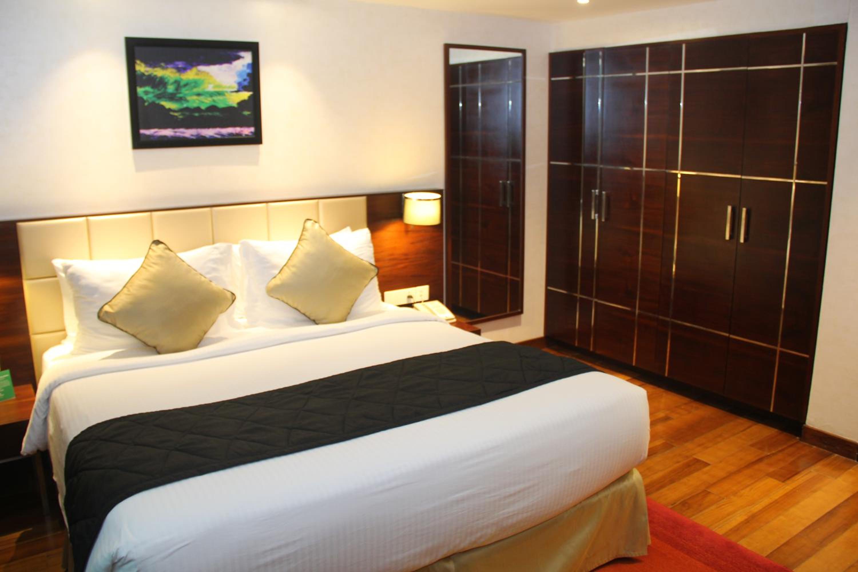 Deluxe King Room - Photo 2