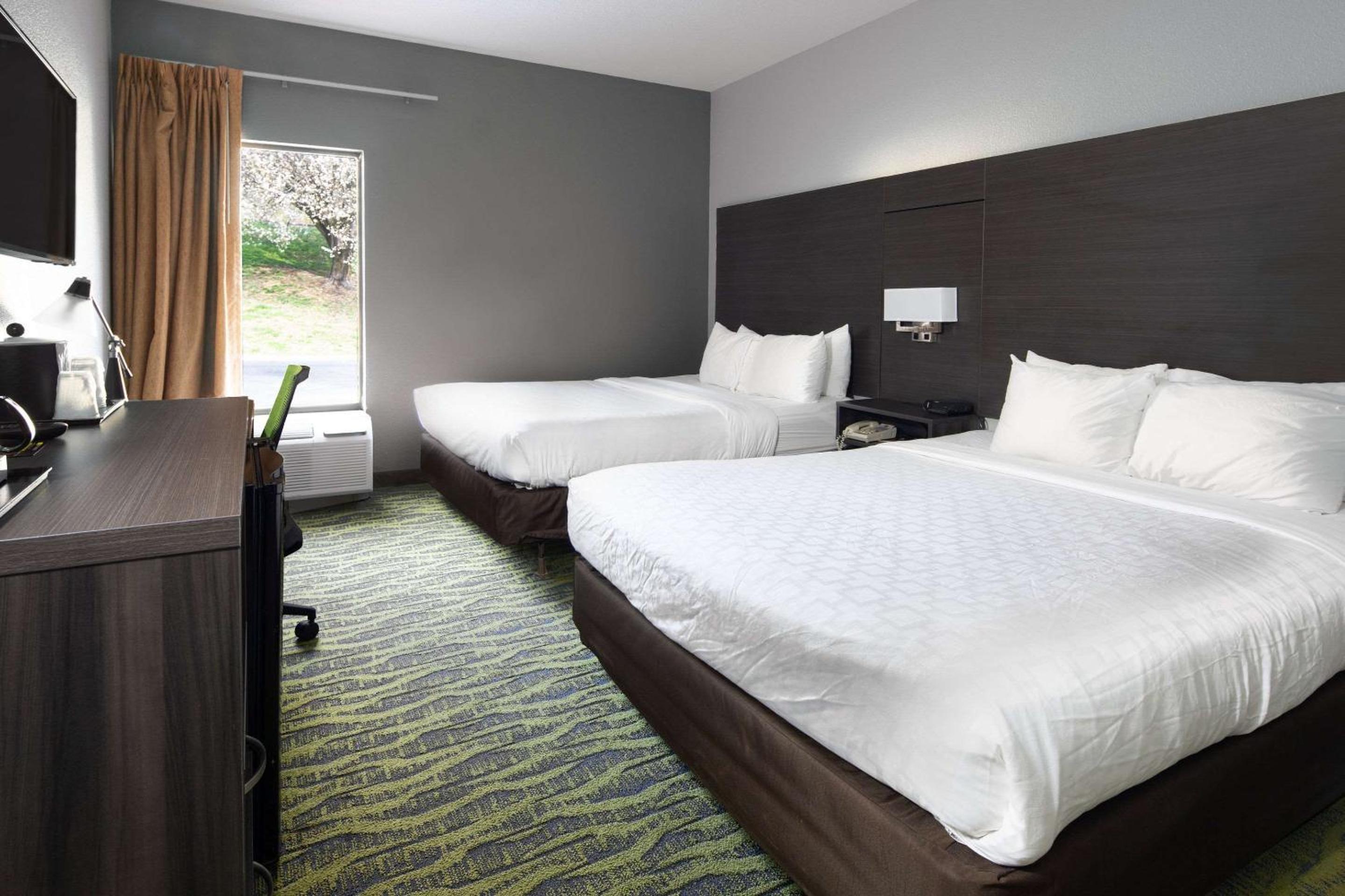 Queen Room with Two Queen Beds - Non-Smoking - Photo 3