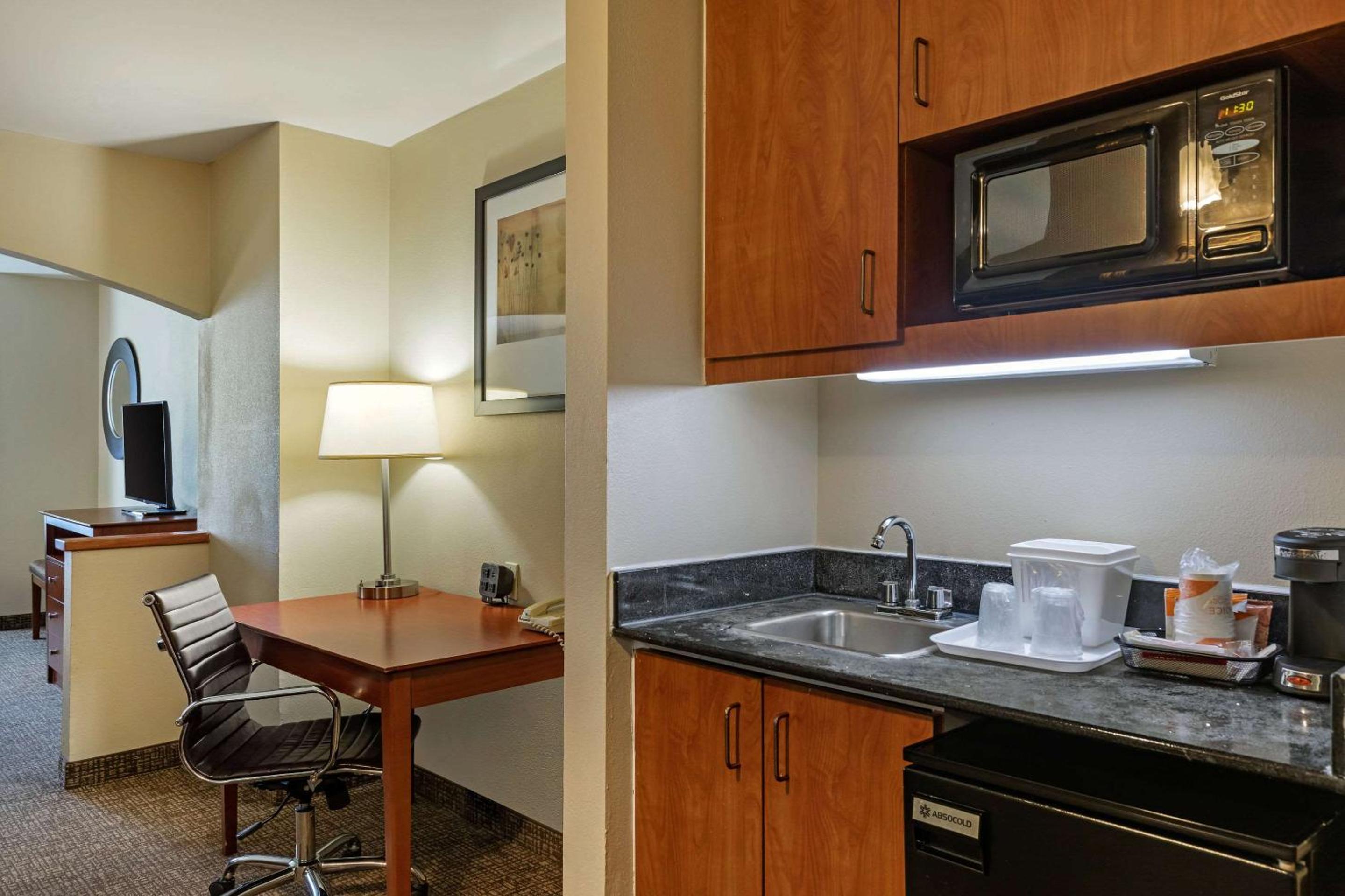 Suite with Two Queen Beds - Non-Smoking - Photo 4
