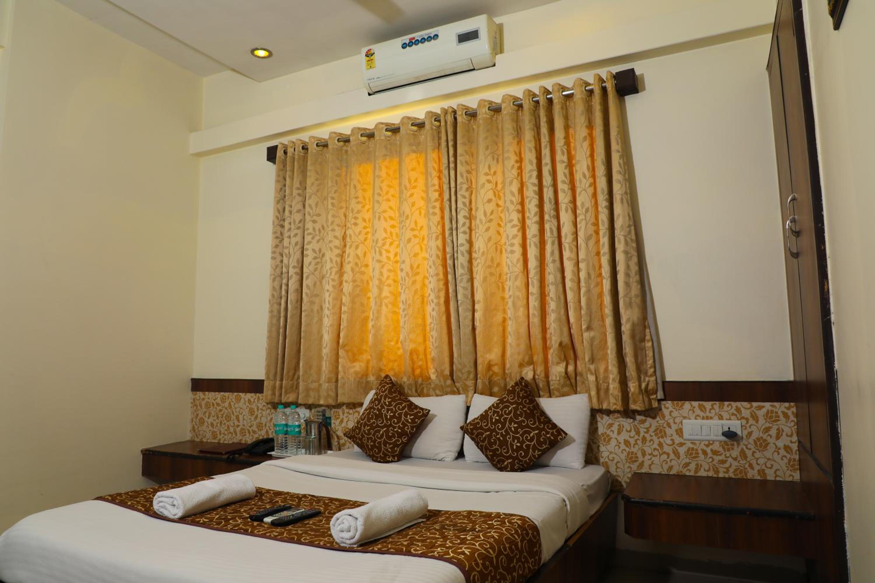 Deluxe Double Room - Non AC photo 2
