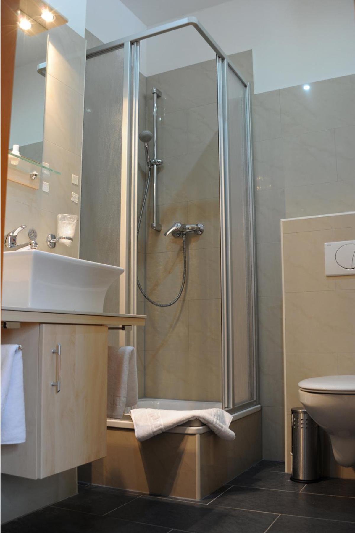 Standard Double Room - Photo 9