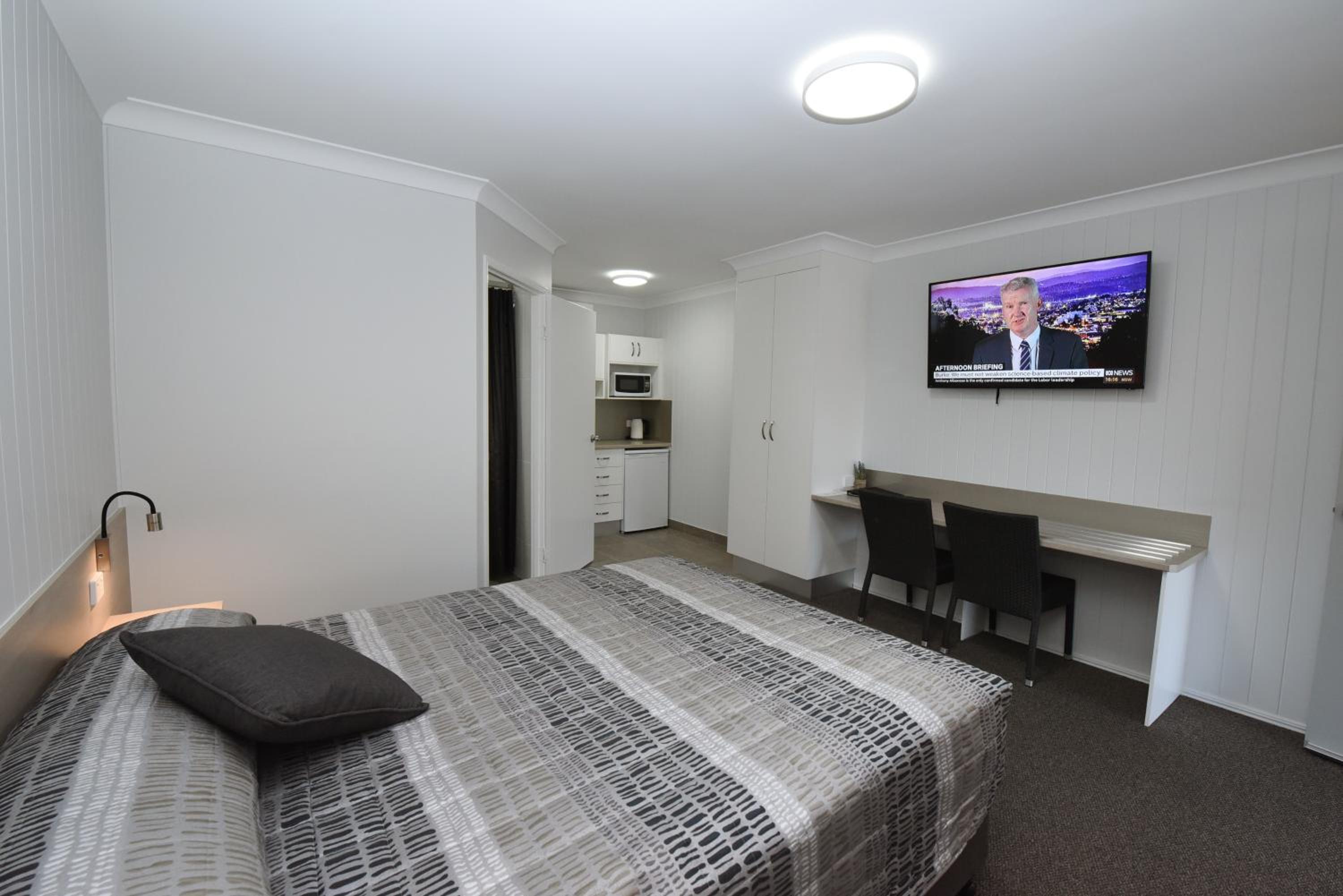 Queen Room - Disability Access photo 3
