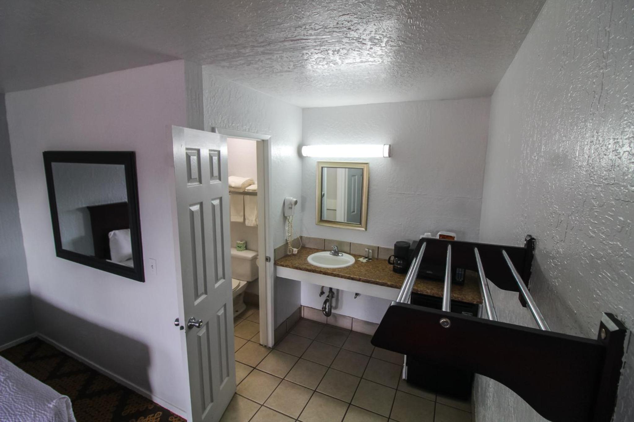 Queen Room with Two Queen Beds - Photo 5