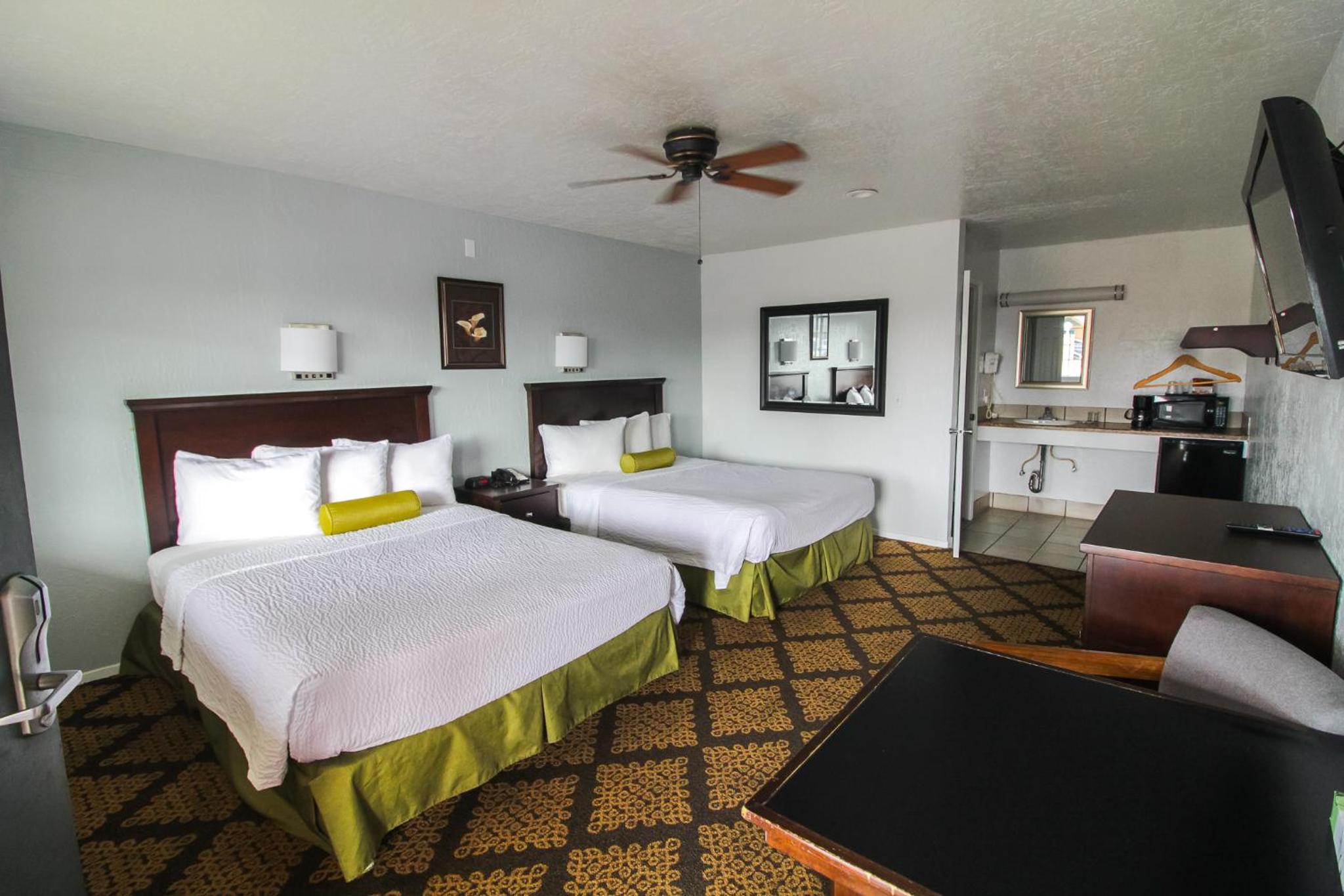 Queen Room with Two Queen Beds - Photo 4