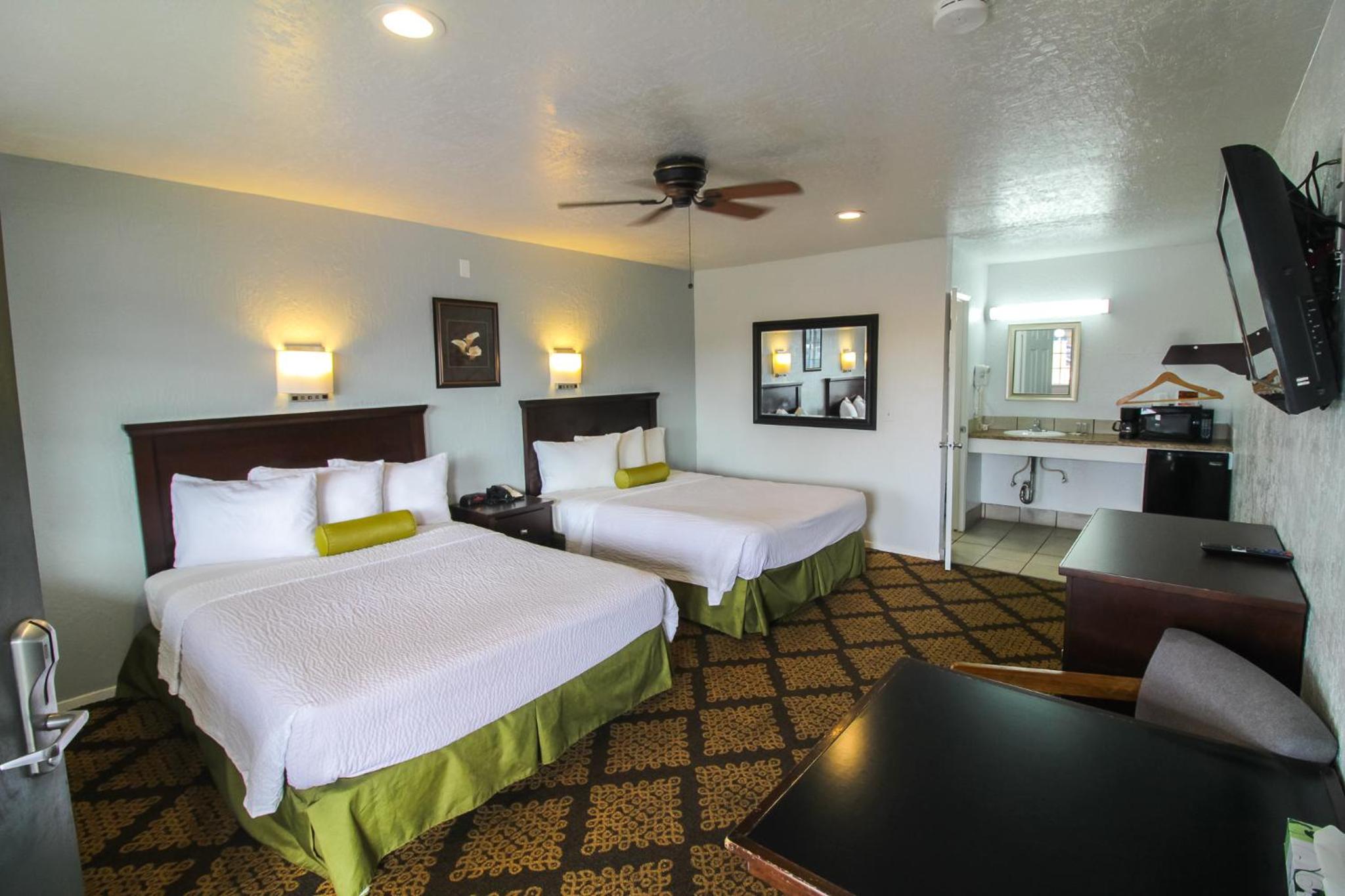 Queen Room with Two Queen Beds - Photo 3