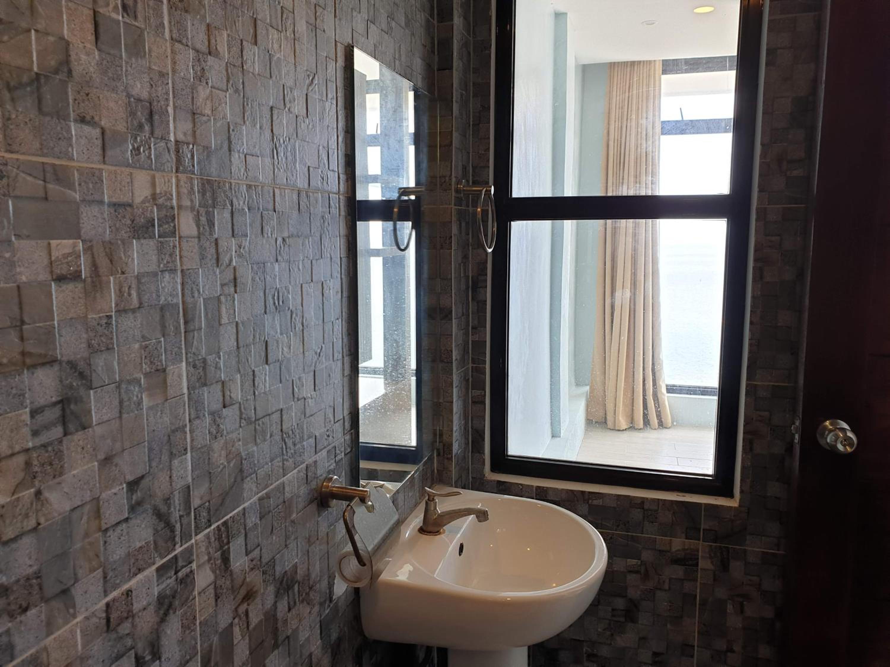 Queen Suite with Sea View - Photo 8