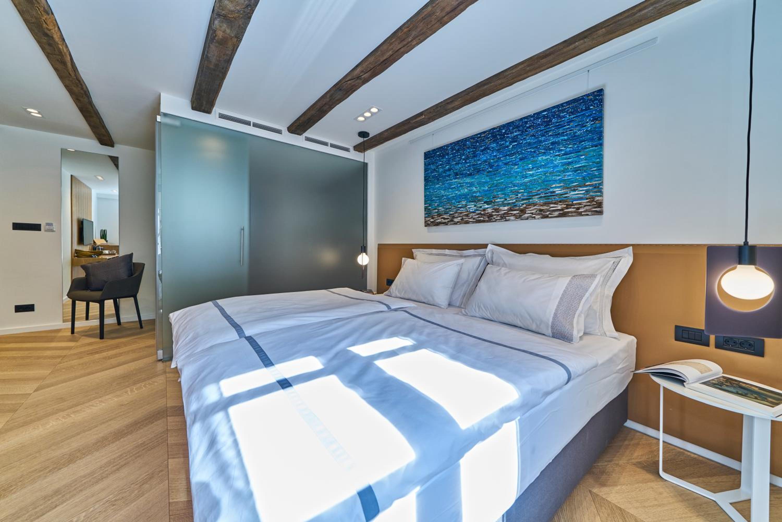 Deluxe Double Room - Photo 14