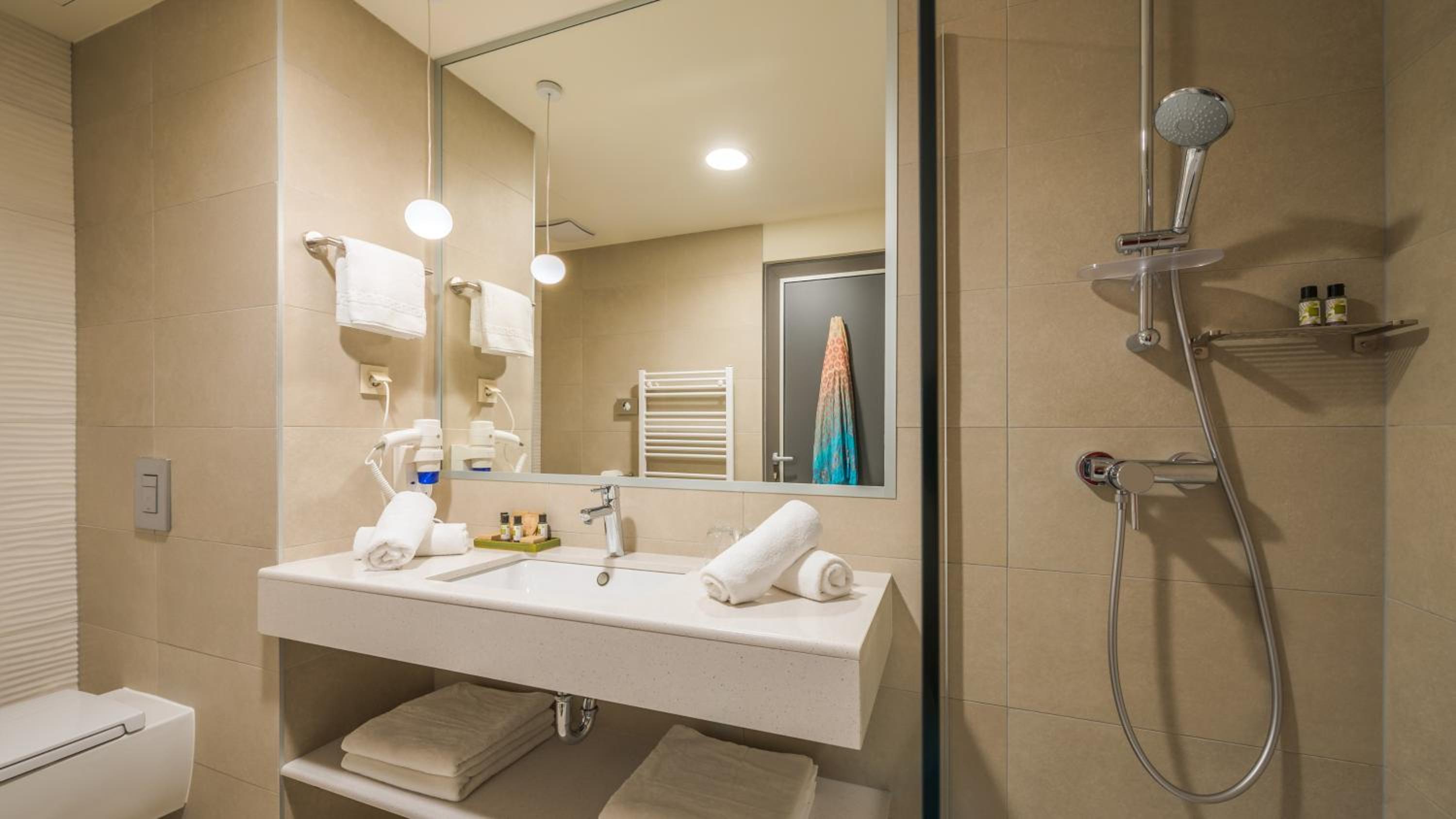 Standard Double or Twin Room with Balcony - Photo 6