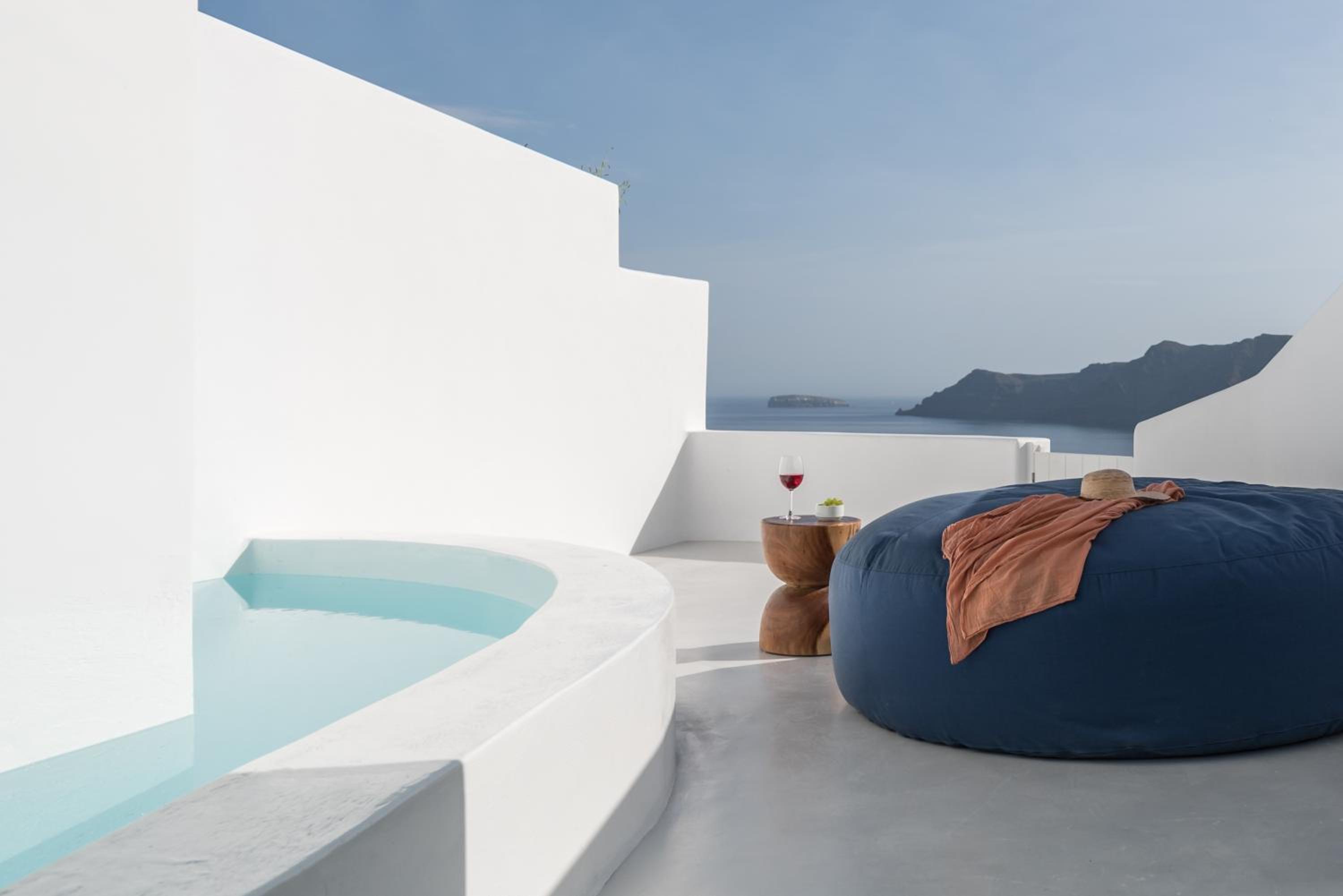 Two Bedroom Cave Pool Suite with Private Pool and Volcano View photo 3