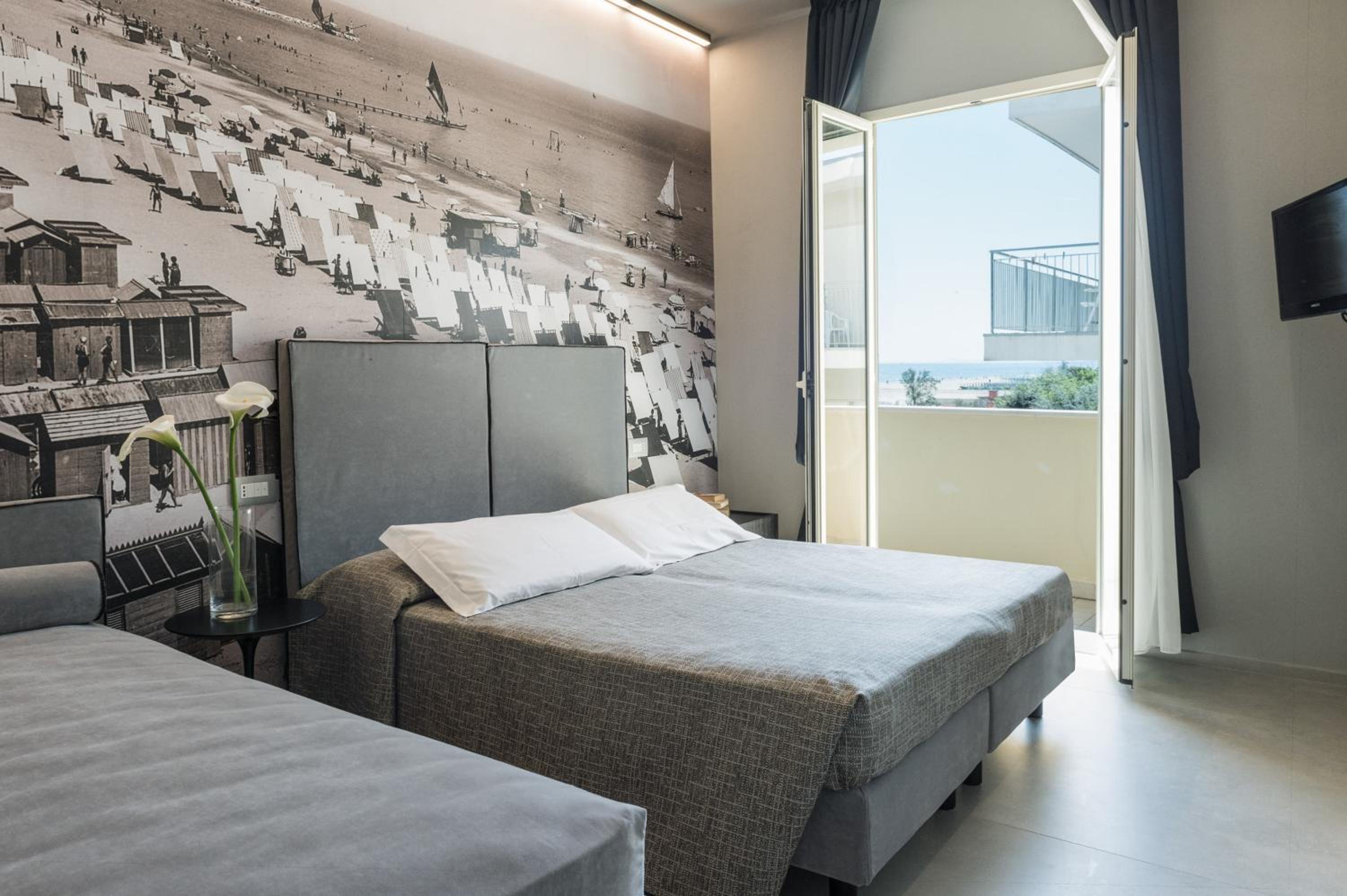 Deluxe Double or Twin Room with Side Sea View photo 1