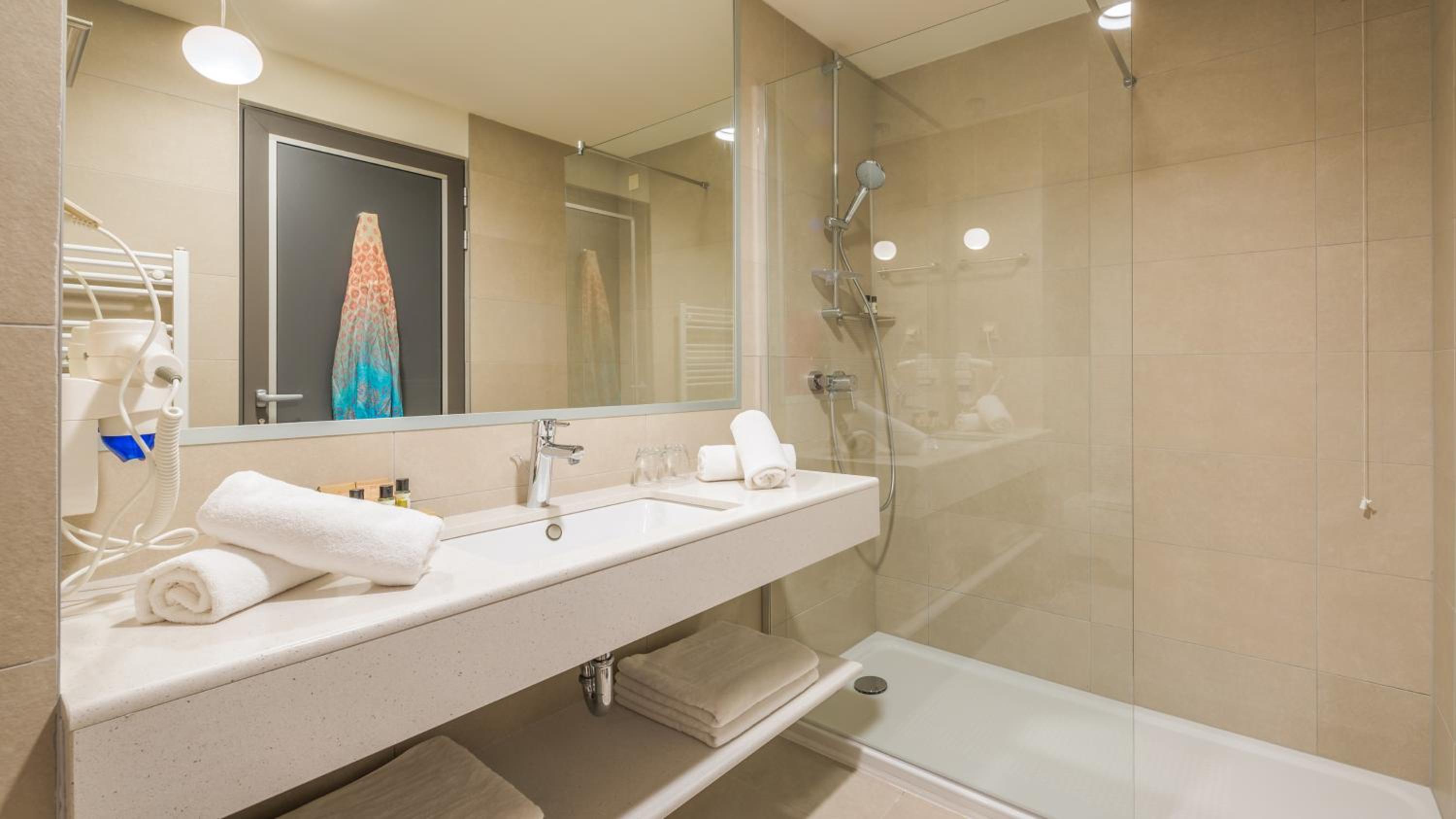 Standard Double or Twin Room with Balcony - Photo 5