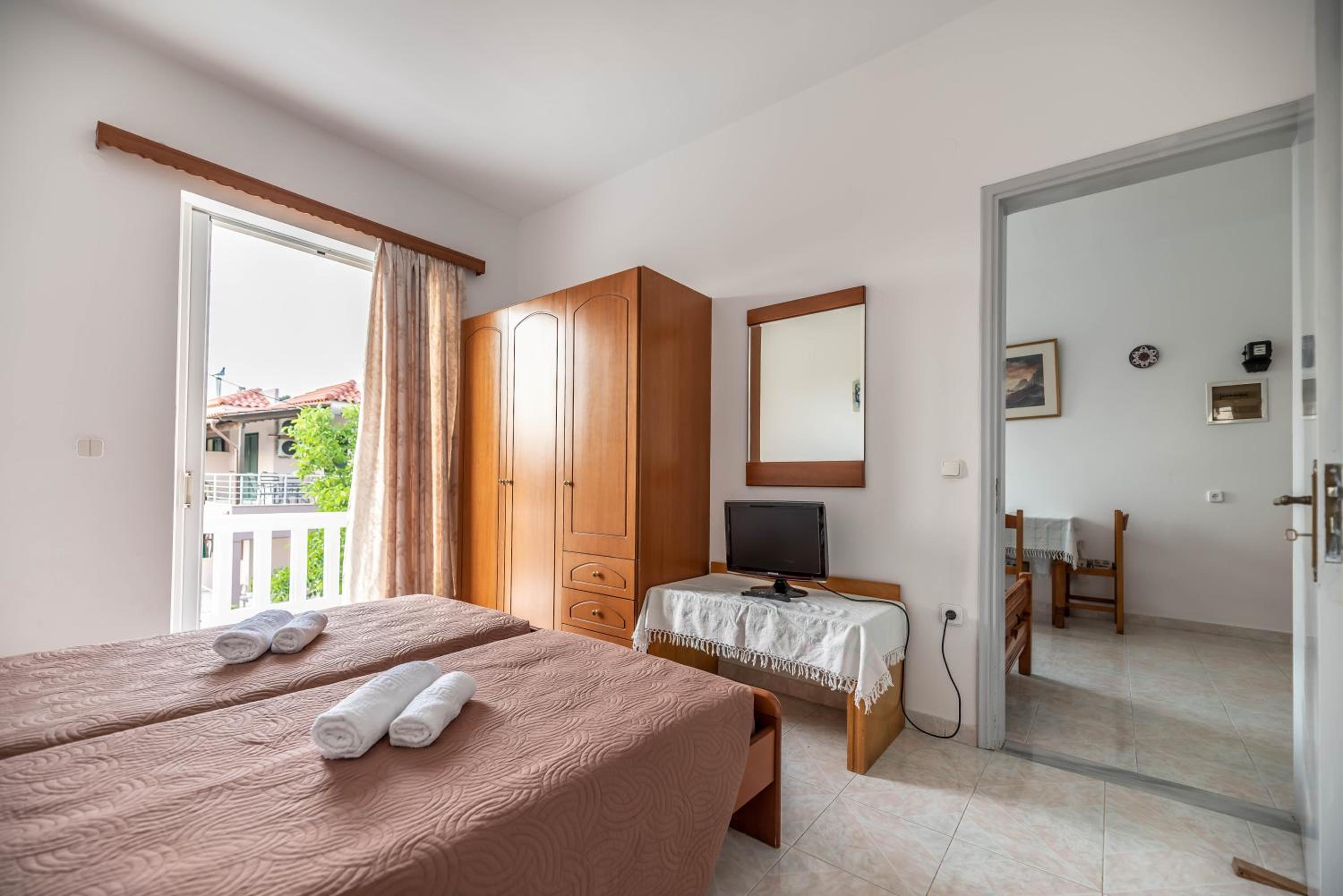 One-Bedroom Apartment with Garden View (3 Adults) photo 3