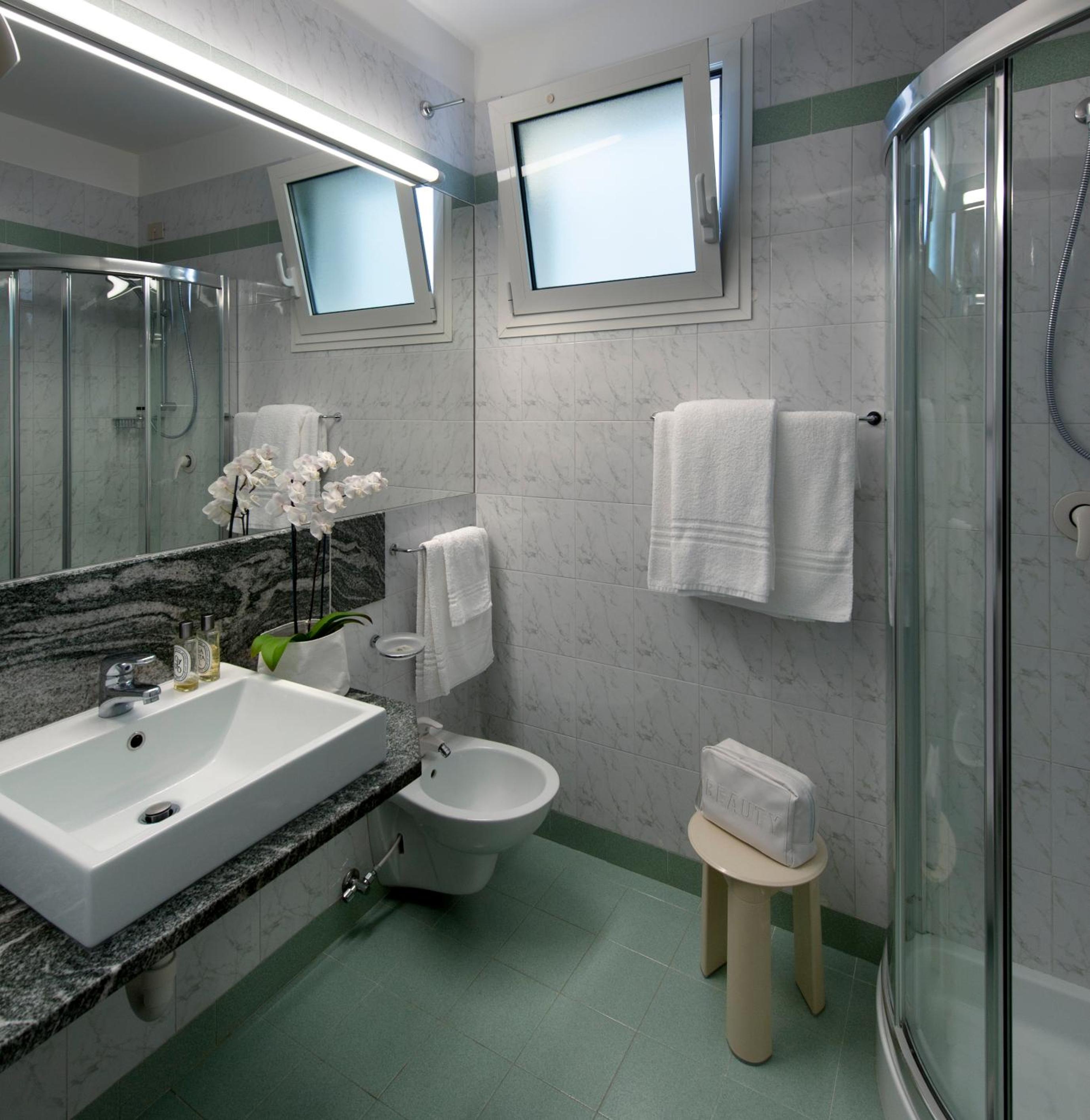 Standard Double or Twin Room - Photo 4