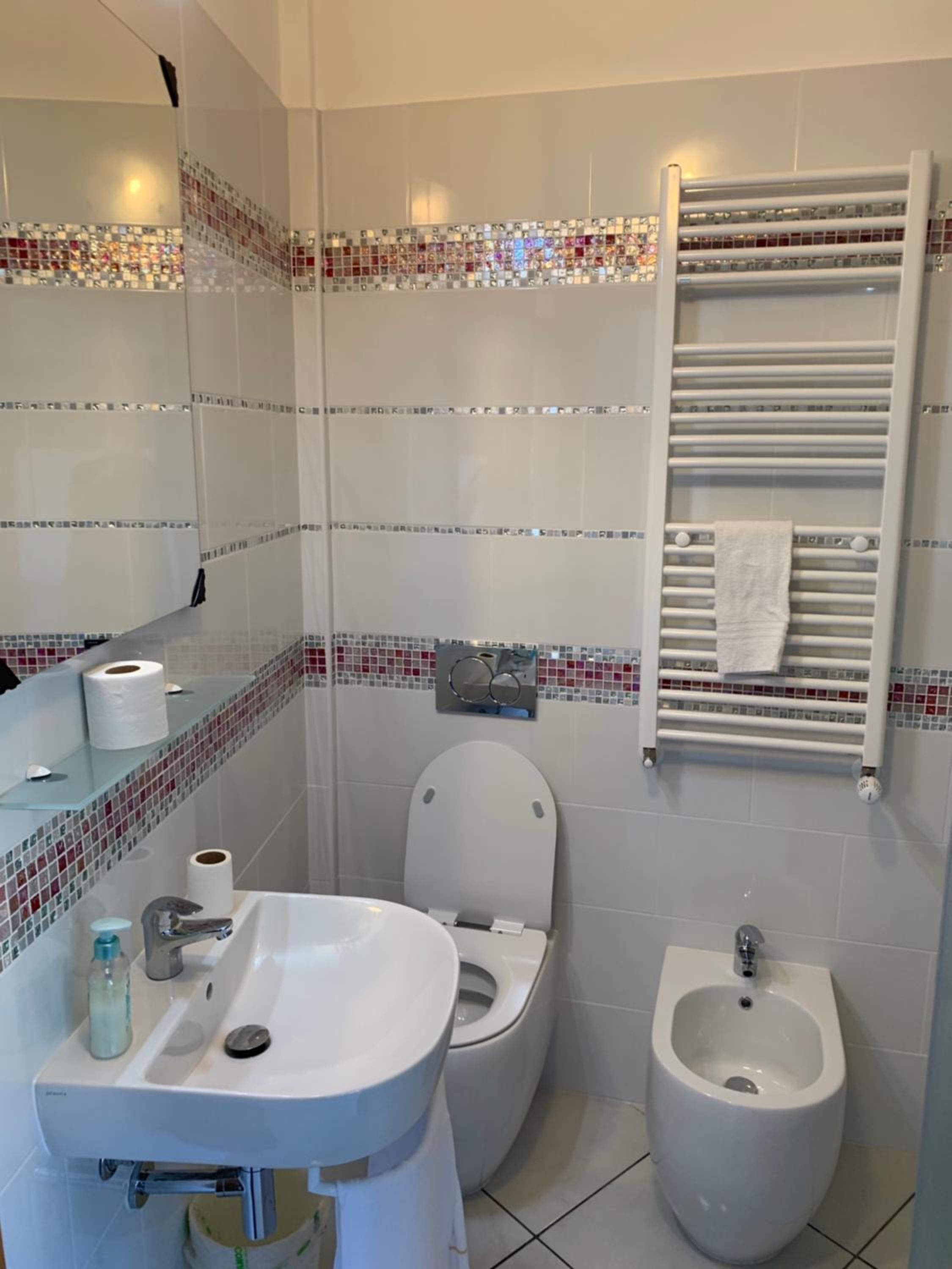 Quadruple Room with Private Bathroom - Photo 5