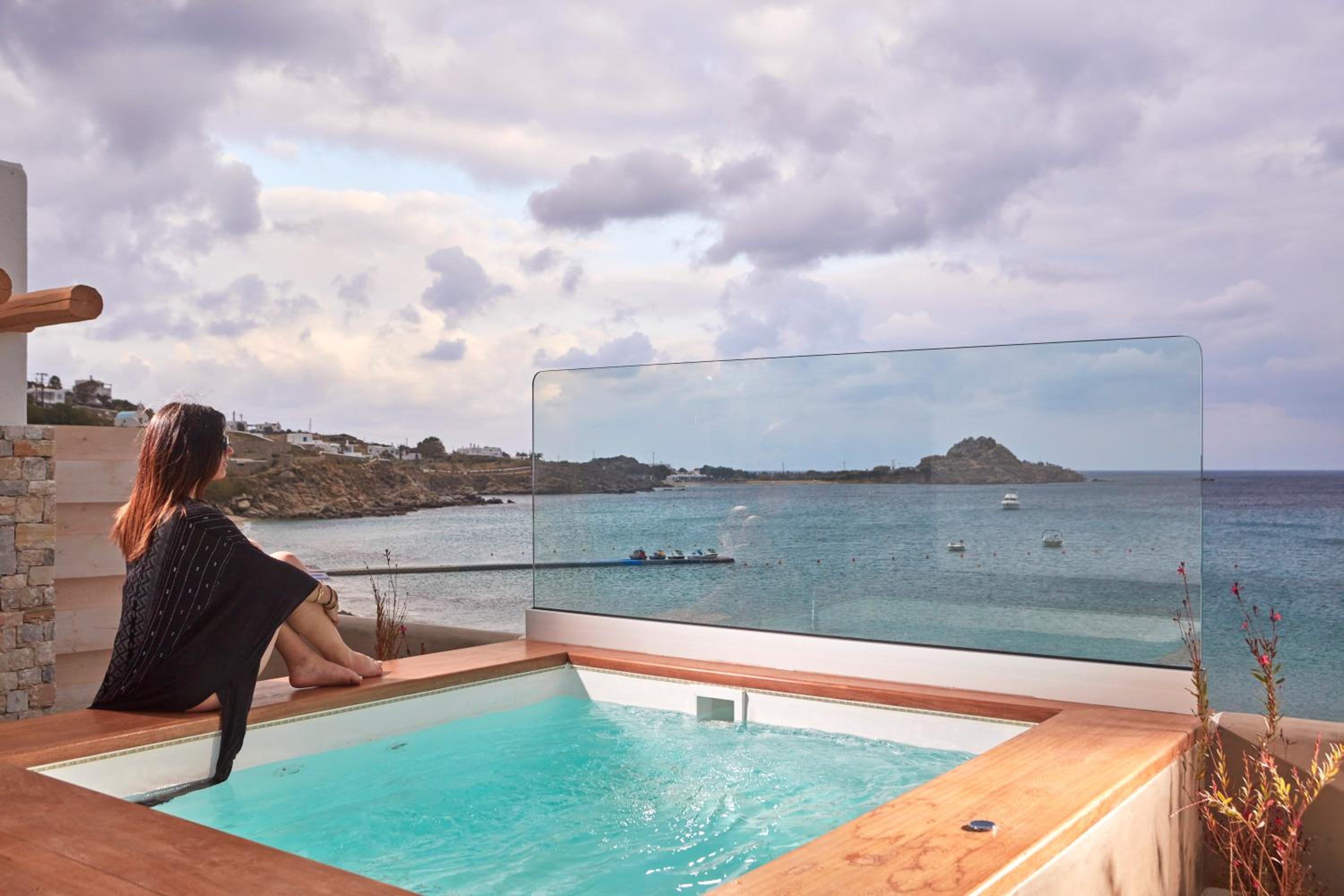 Deluxe Suite with Jetted Tub and Sea View - Photo 9