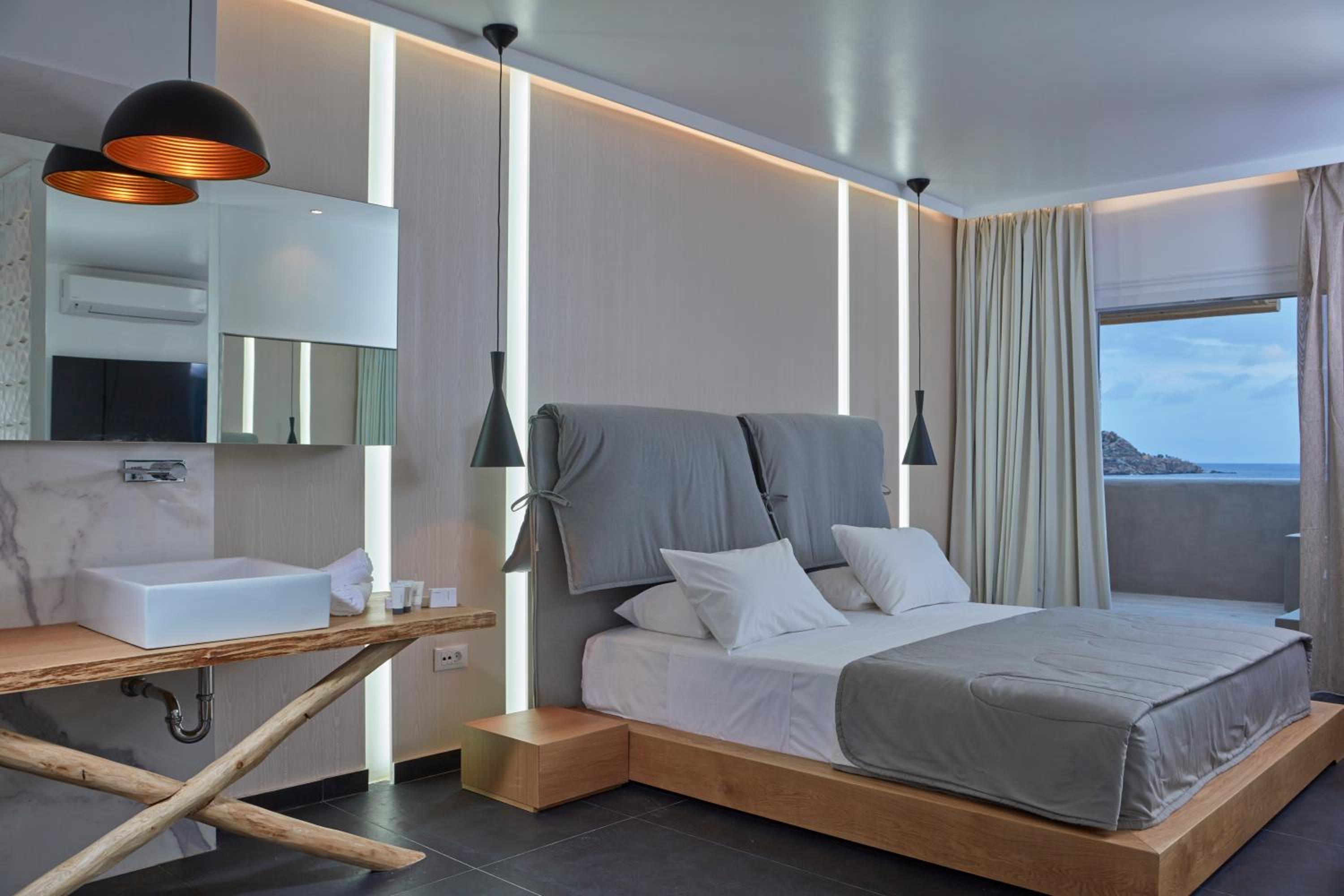 Deluxe Suite with Jetted Tub and Sea View - Photo 5