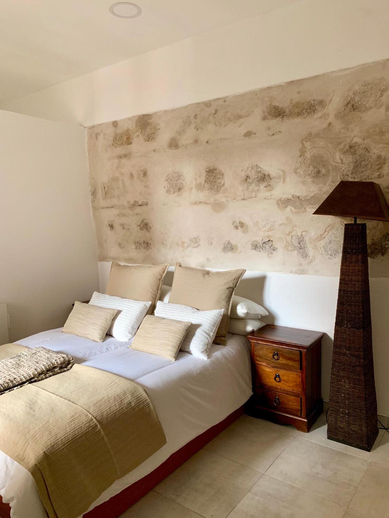 One-Bedroom Apartment - Photo 1