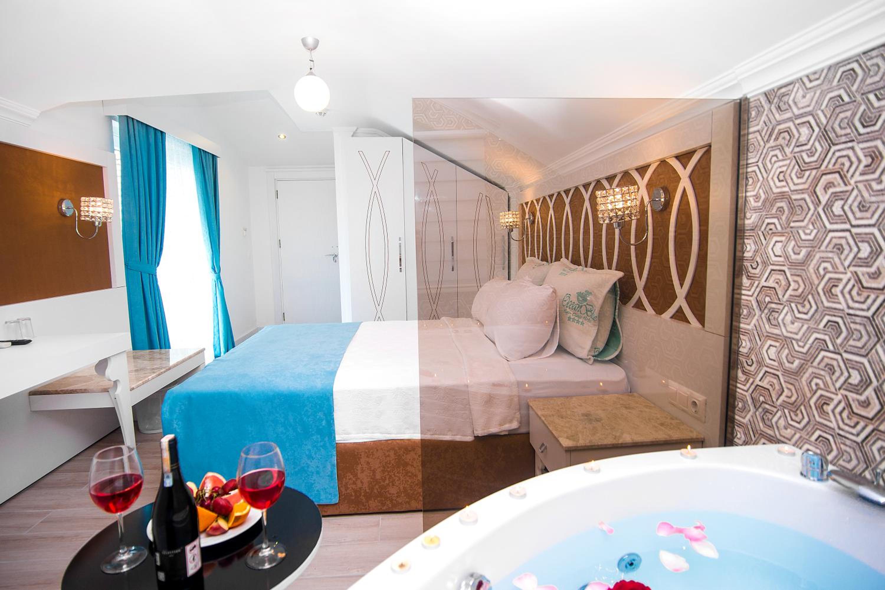 Deluxe Indoor Jacuzzi Room - Photo 16