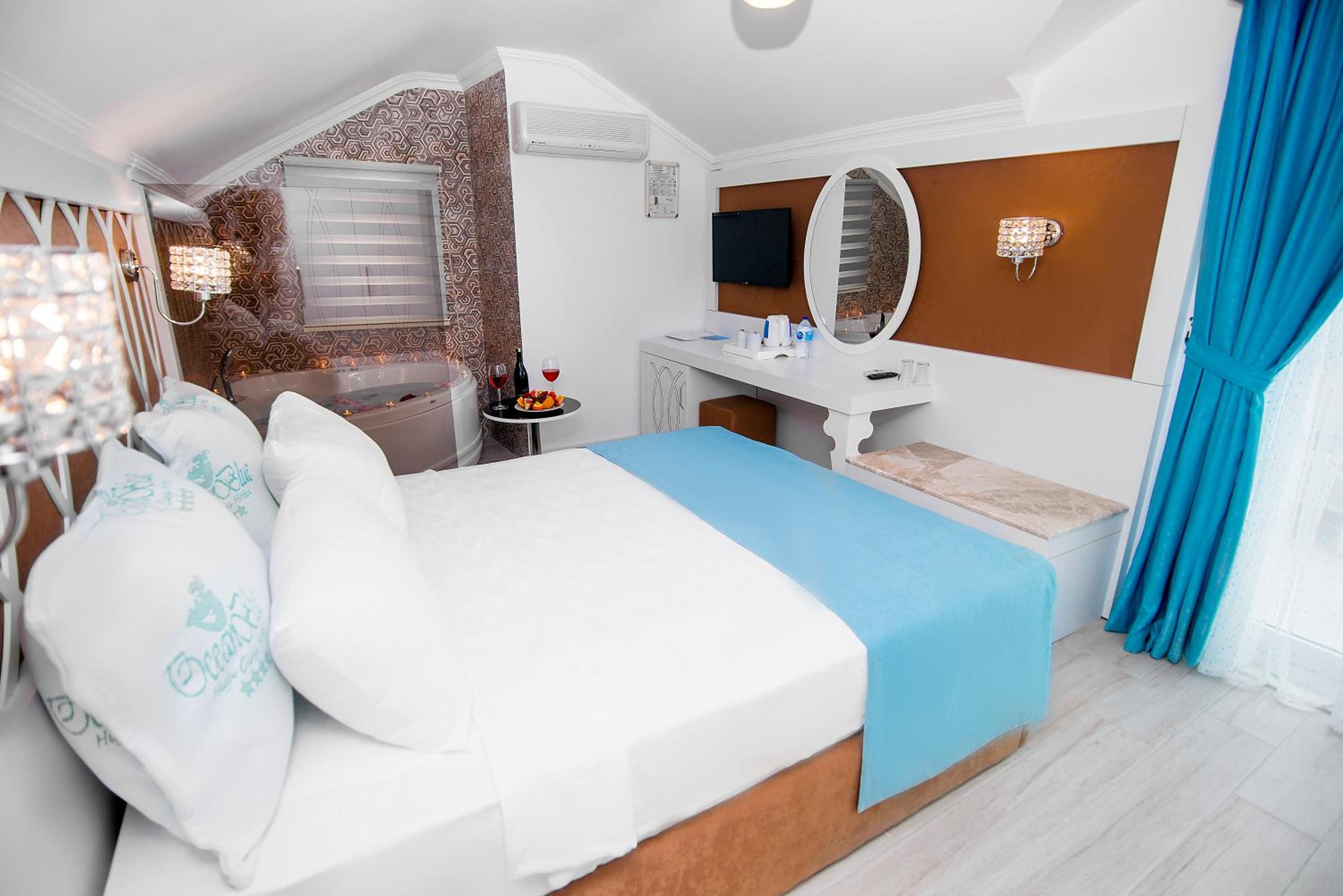 Deluxe Indoor Jacuzzi Room - Photo 17