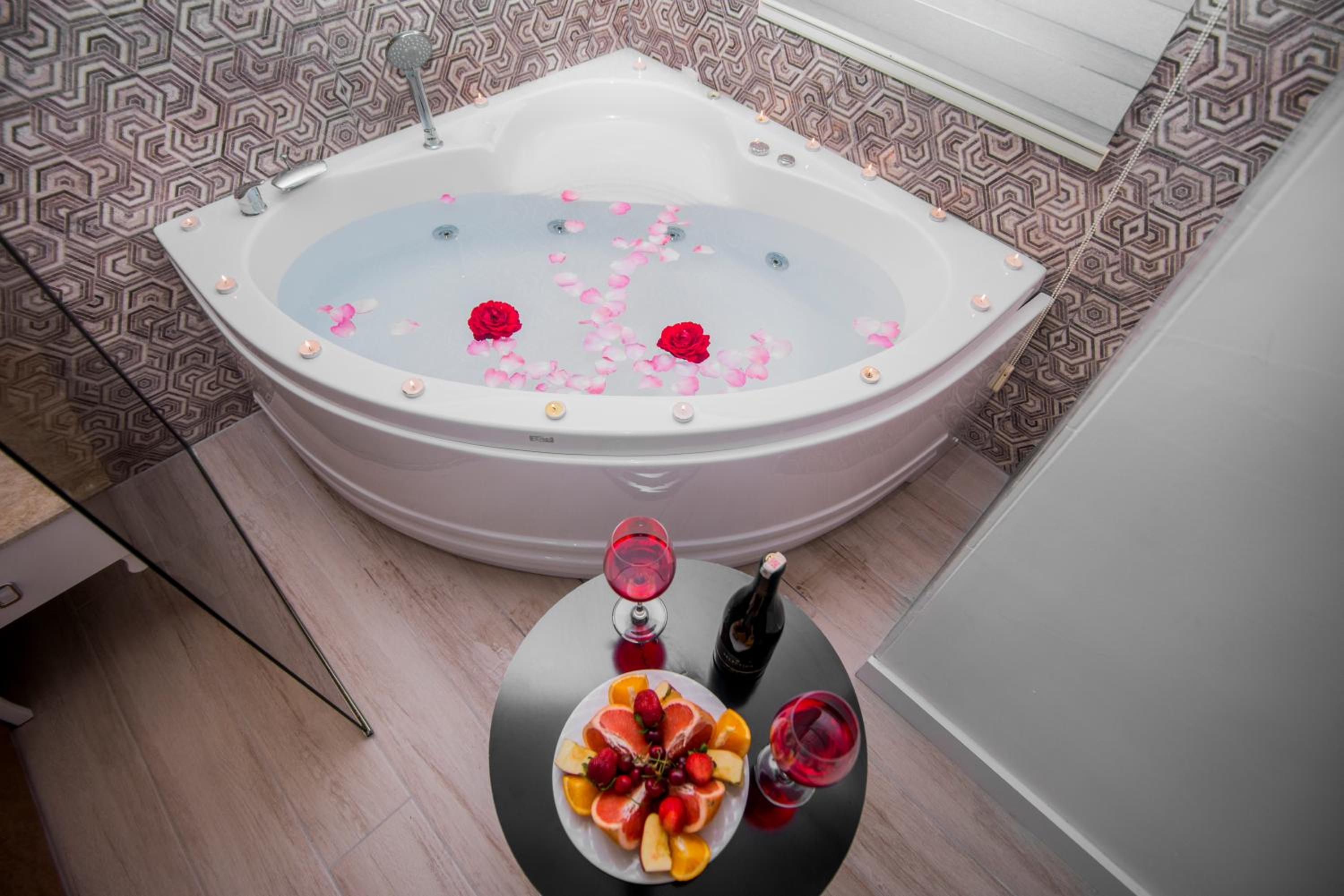 Deluxe Indoor Jacuzzi Room - Photo 18