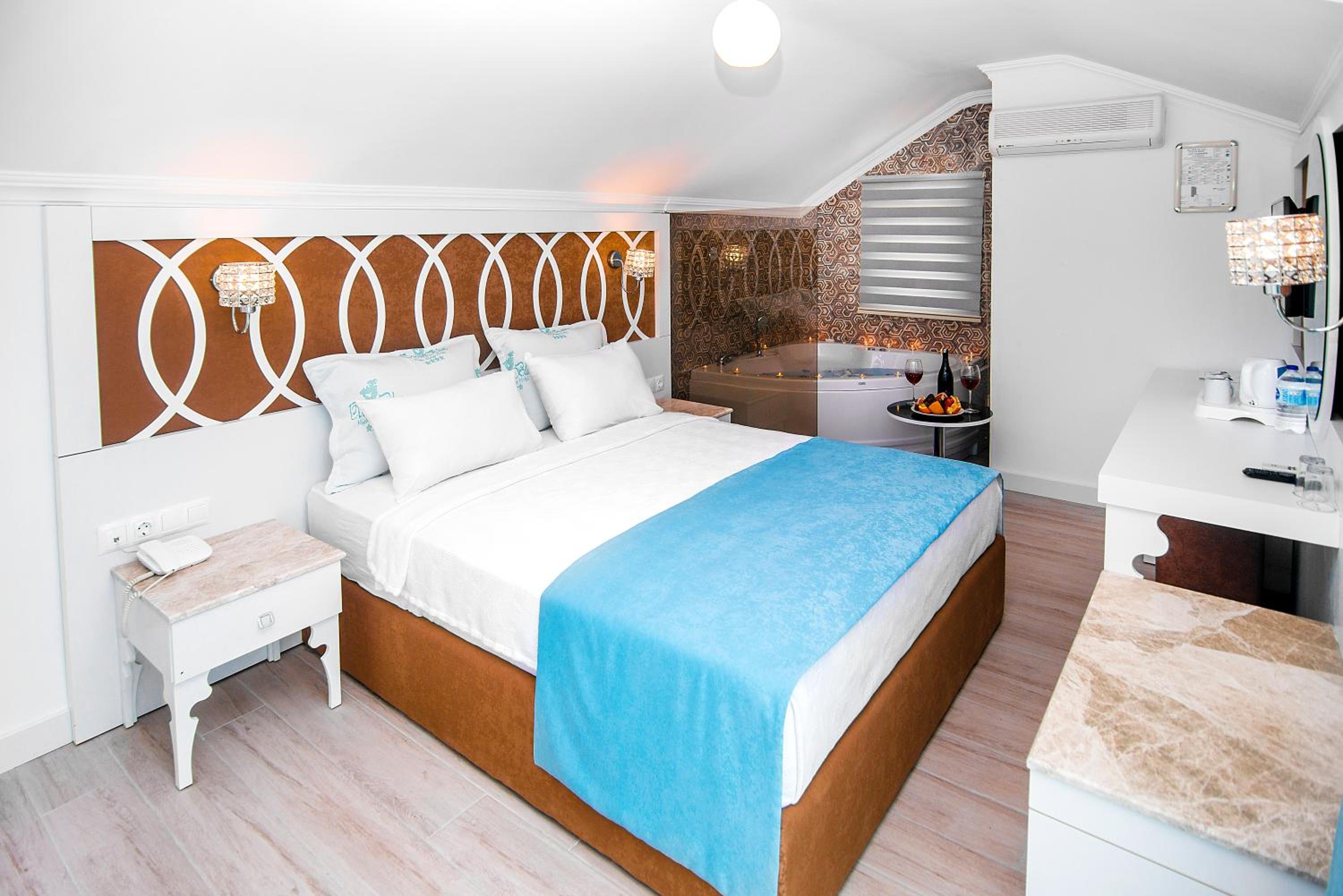 Deluxe Indoor Jacuzzi Room - Photo 1