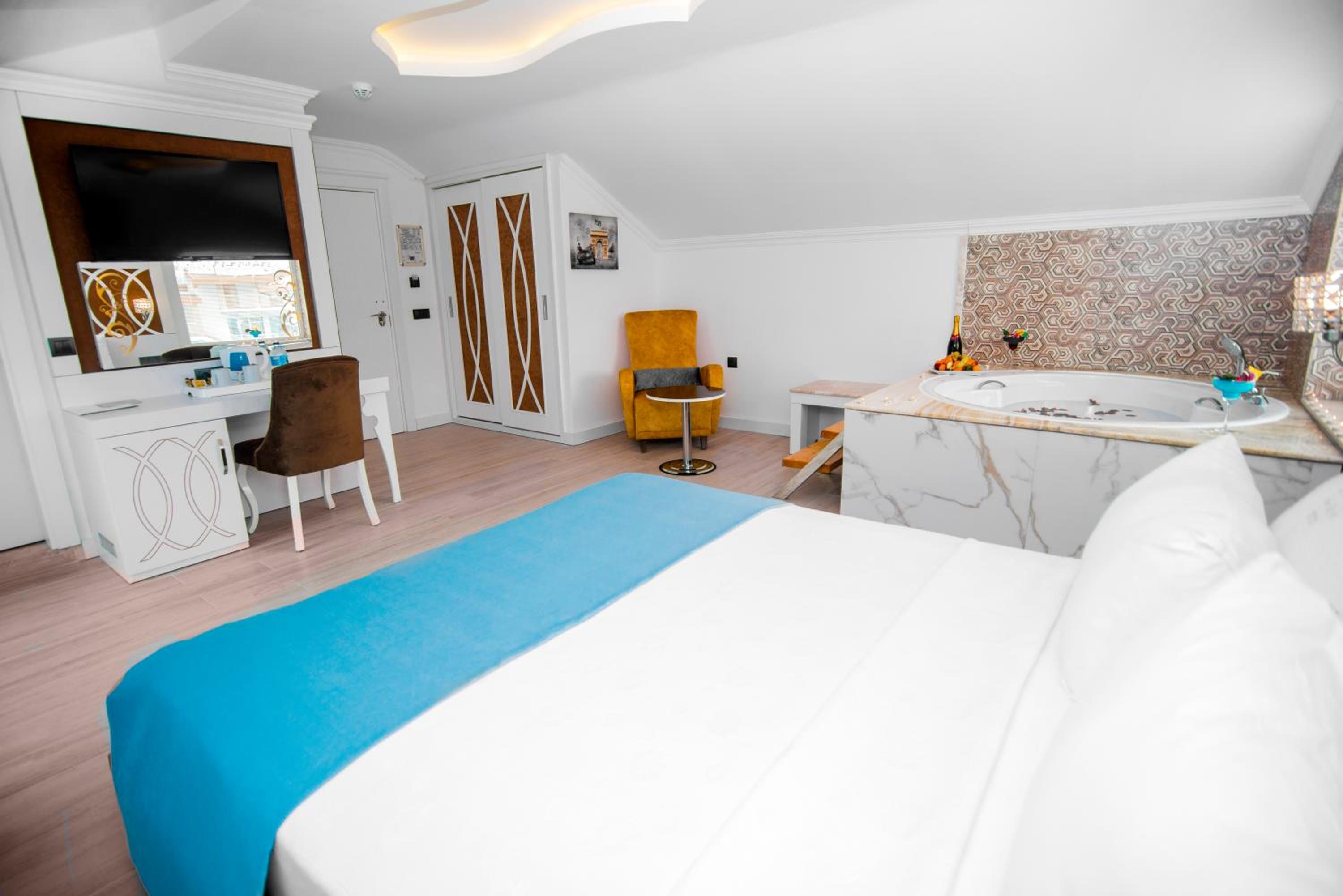 Deluxe Indoor Jacuzzi Room - Photo 12
