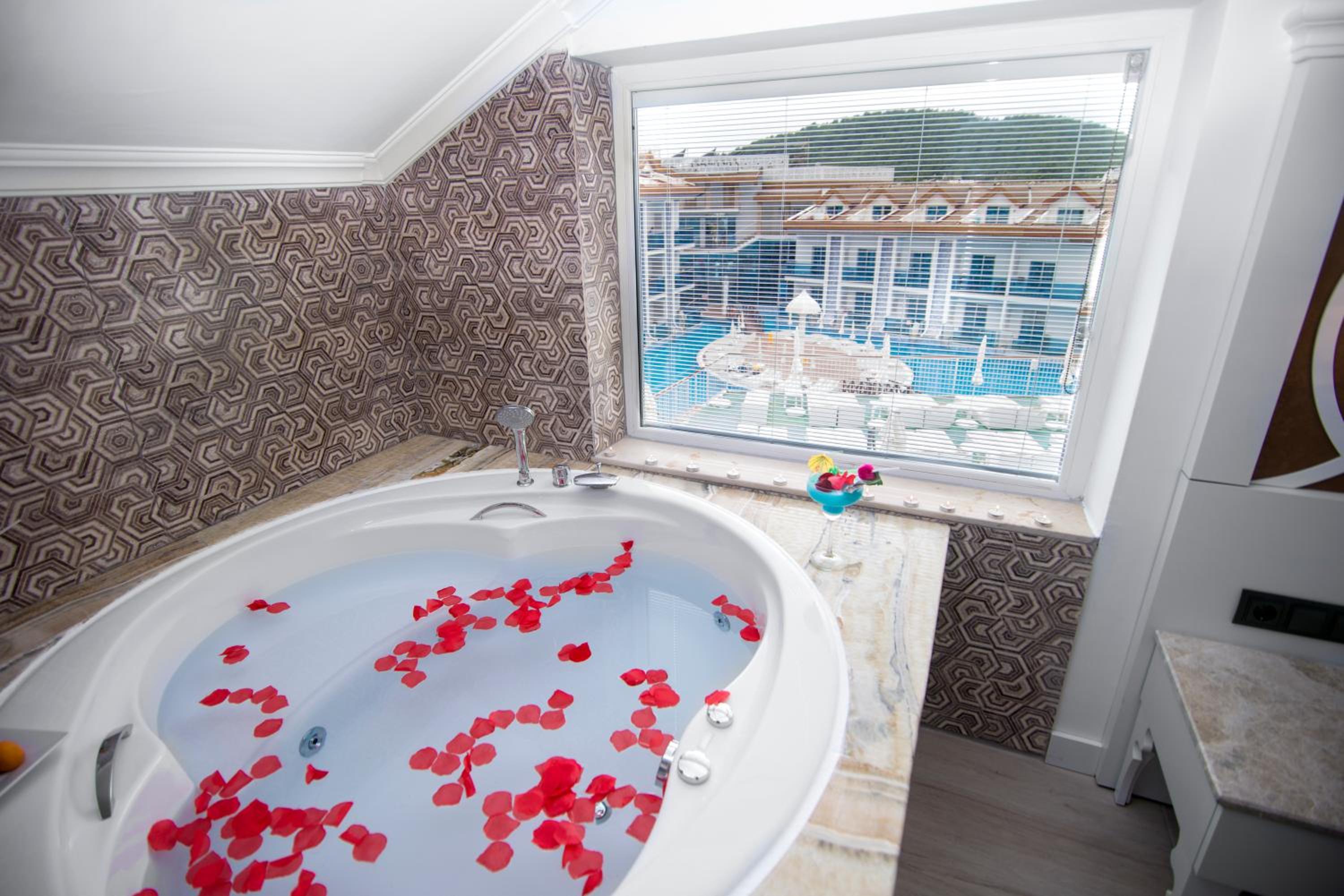 Deluxe Indoor Jacuzzi Room - Photo 13