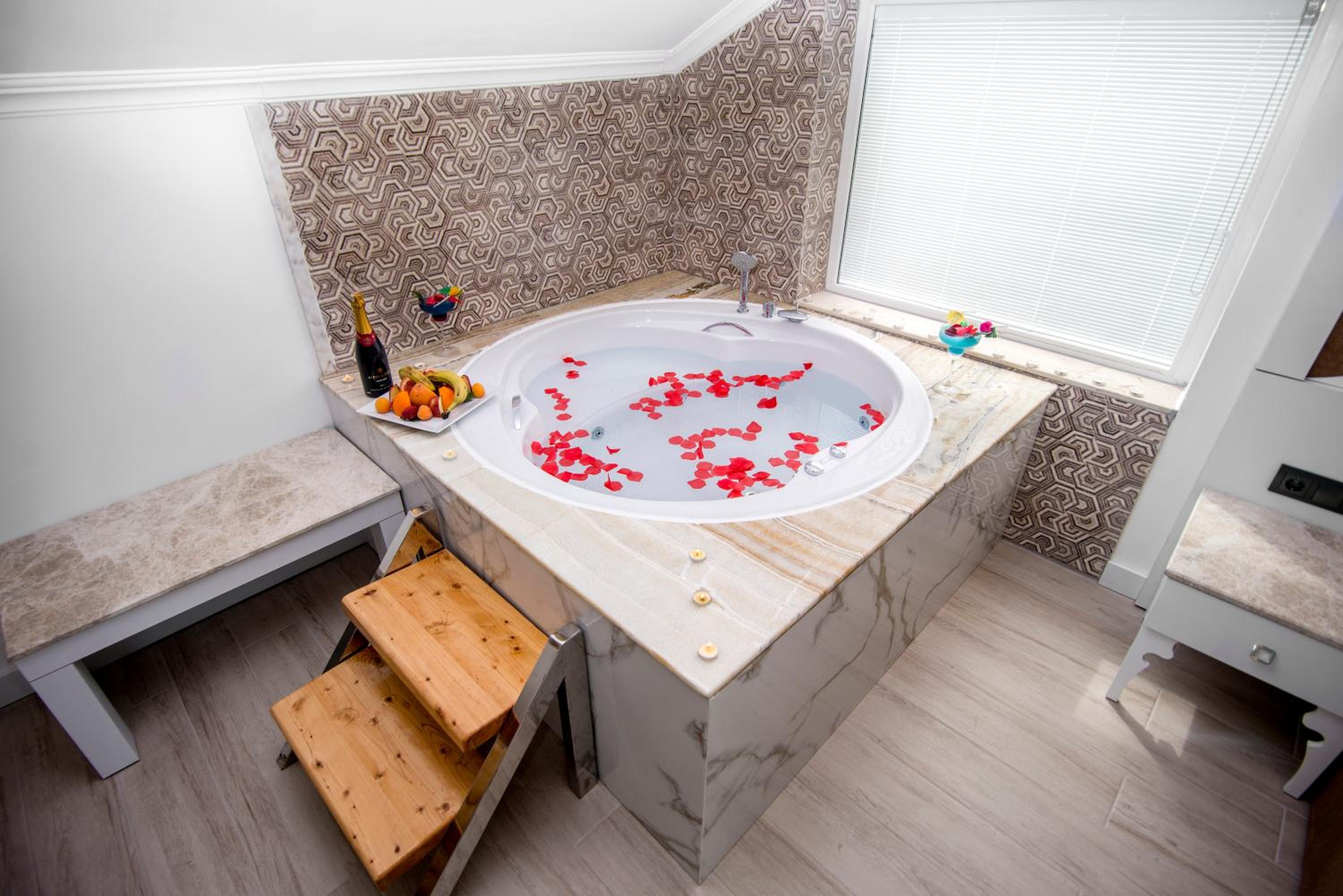 Deluxe Indoor Jacuzzi Room - Photo 11