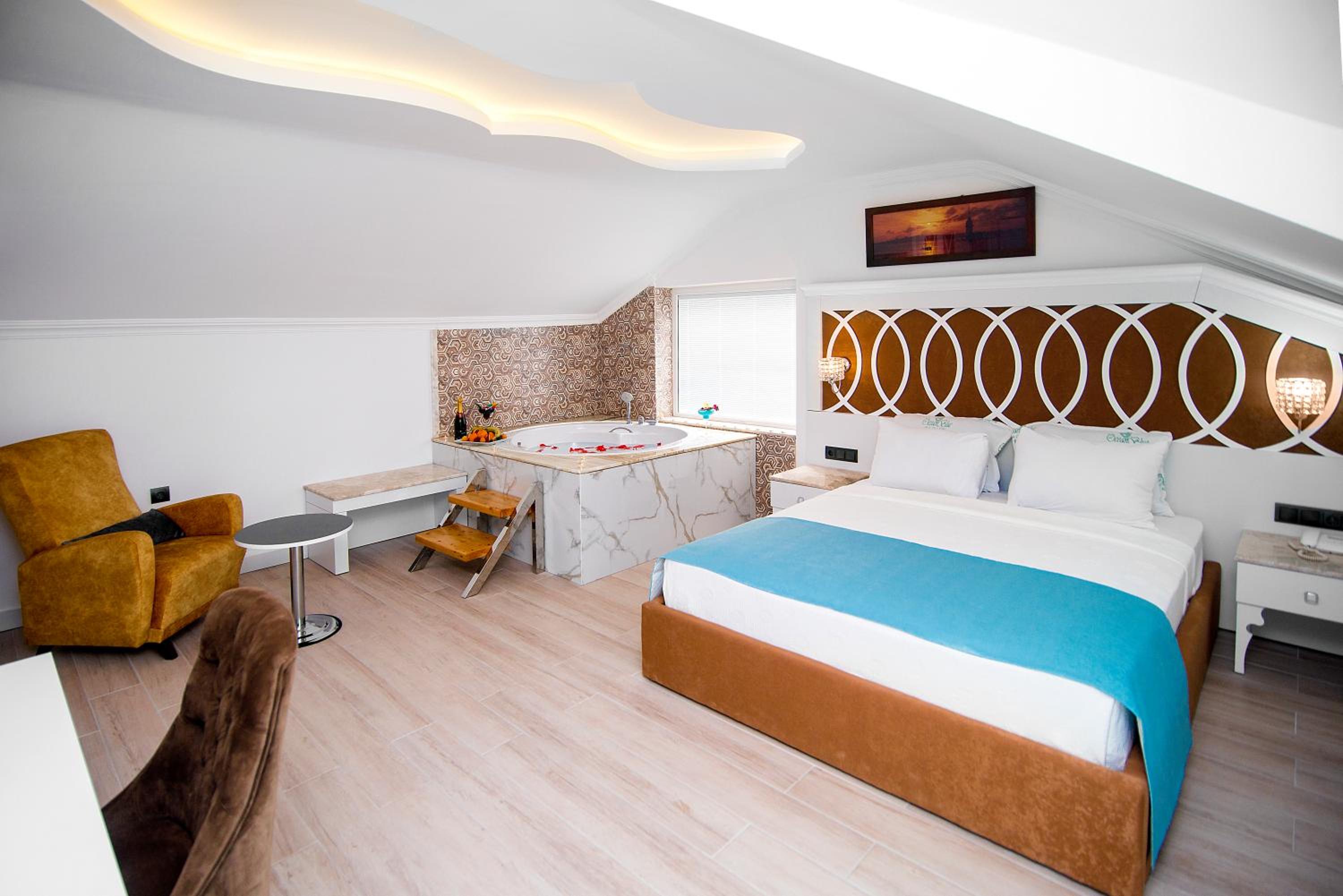 Deluxe Indoor Jacuzzi Room - Photo 19