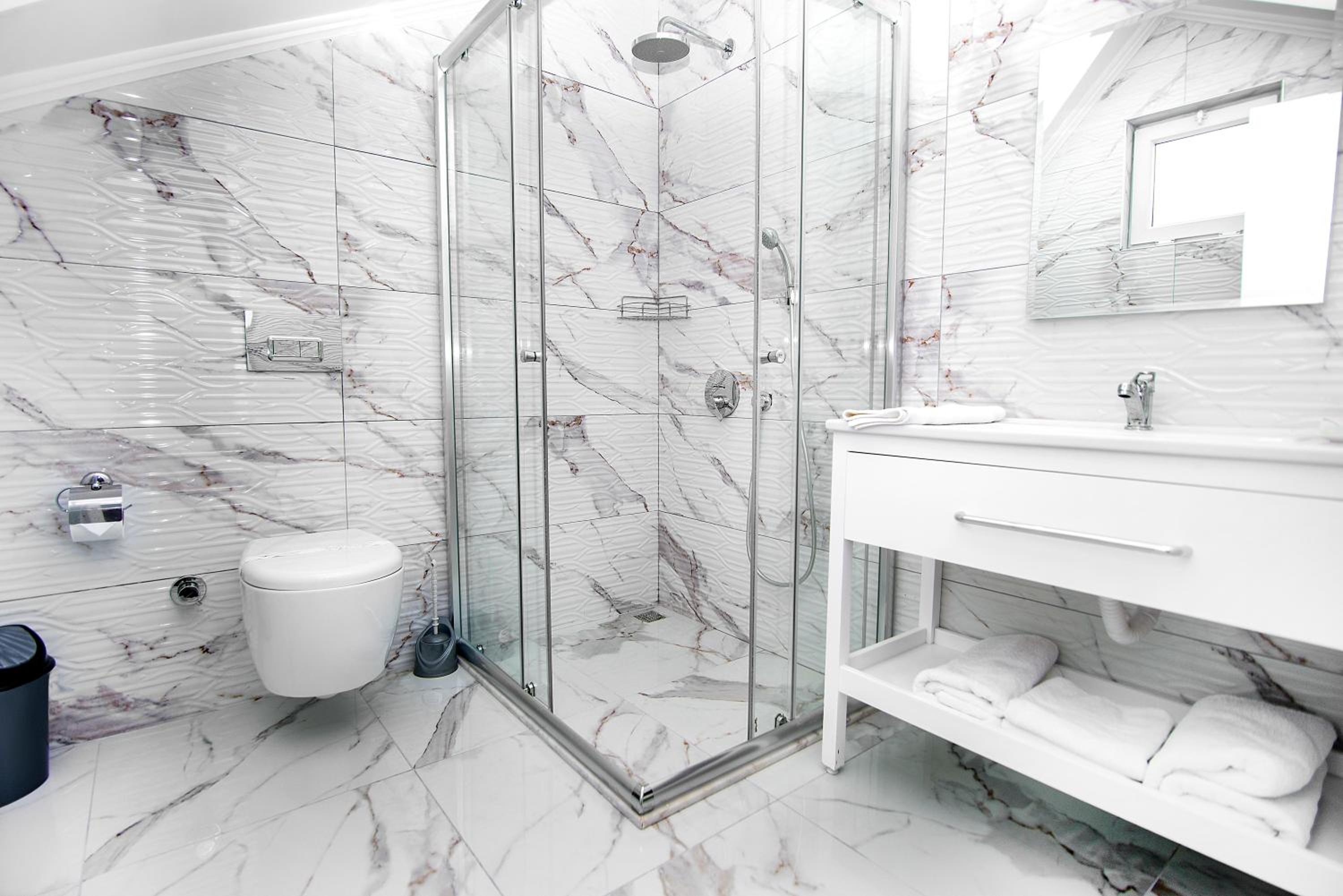 Deluxe Indoor Jacuzzi Room - Photo 15