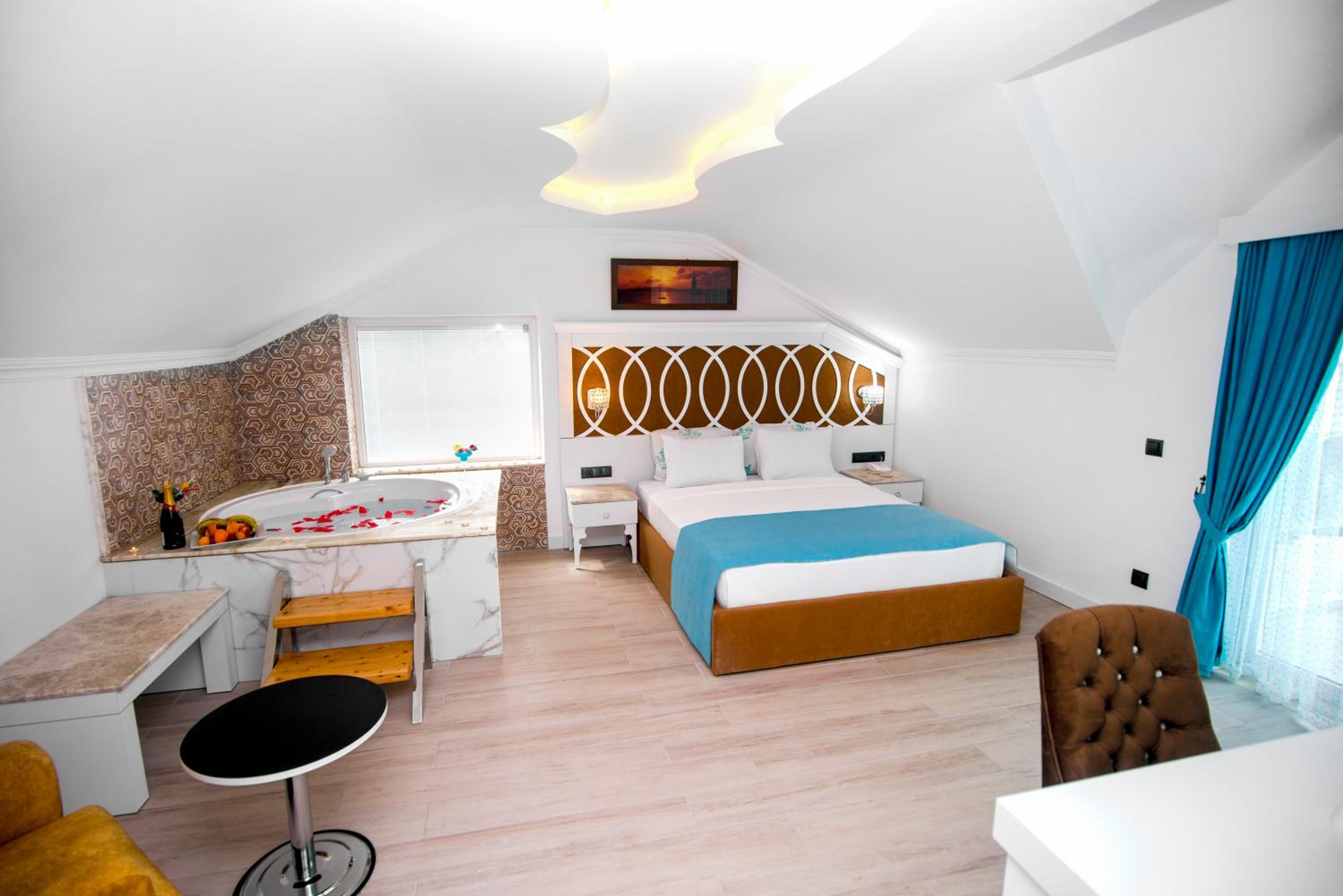 Deluxe Indoor Jacuzzi Room - Photo 14