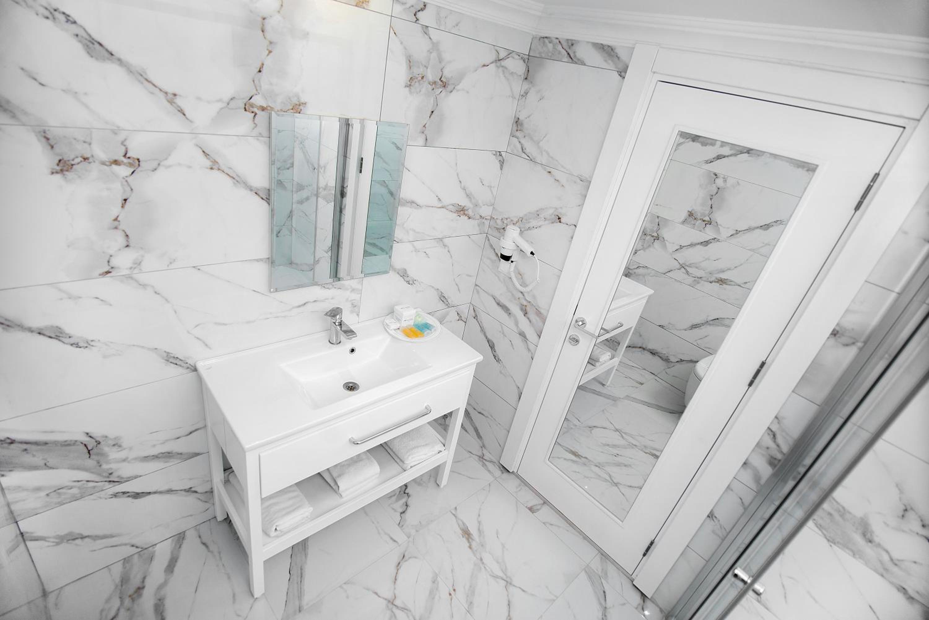 Deluxe Indoor Jacuzzi Room - Photo 10