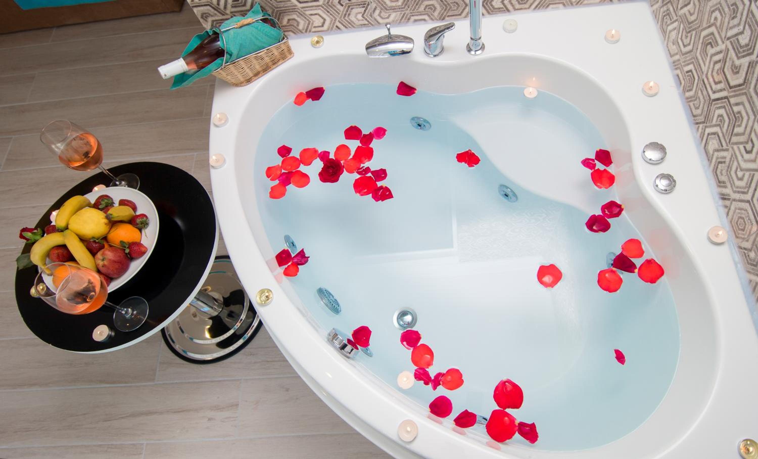 Deluxe Indoor Jacuzzi Room - Photo 8