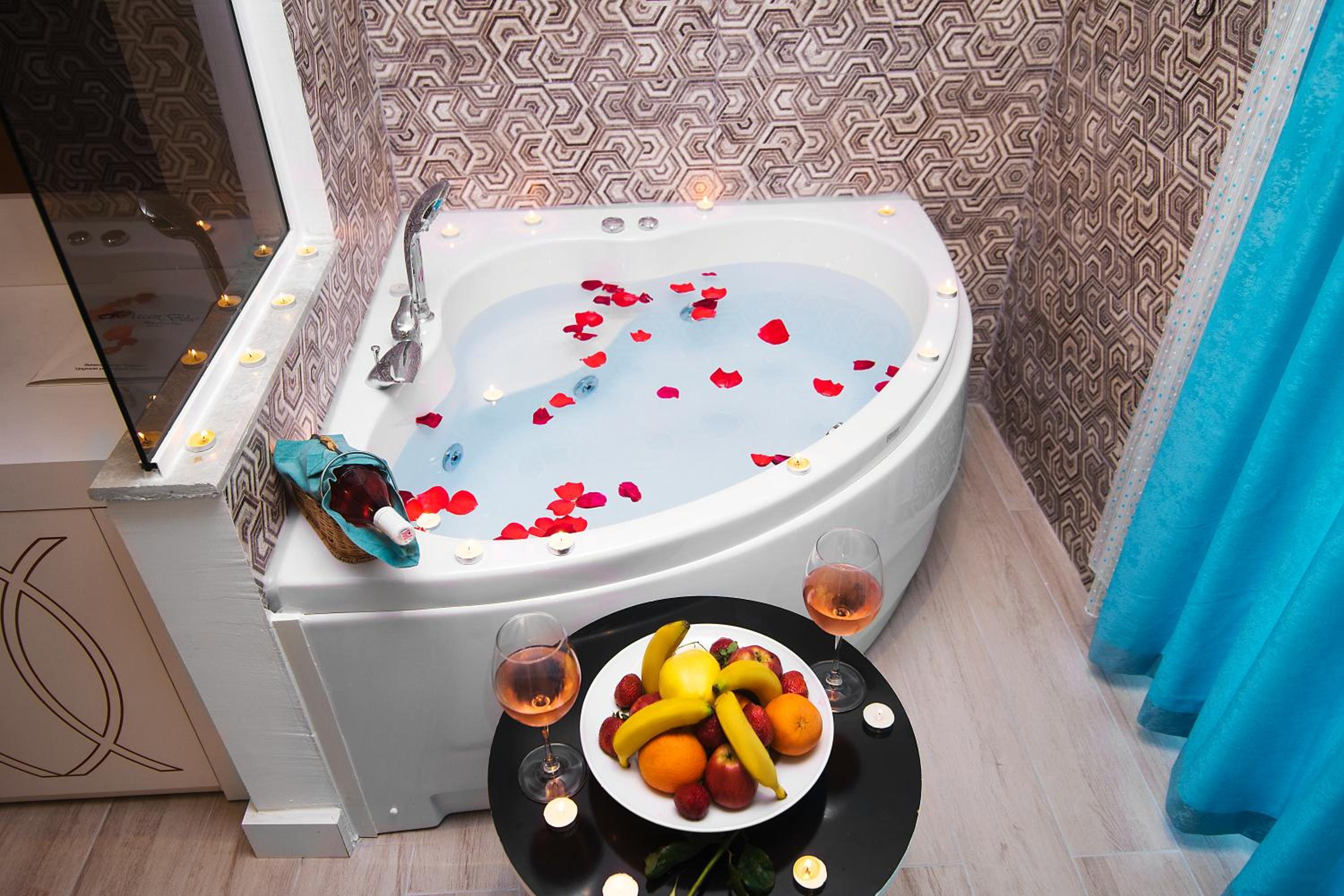 Deluxe Indoor Jacuzzi Room - Photo 9