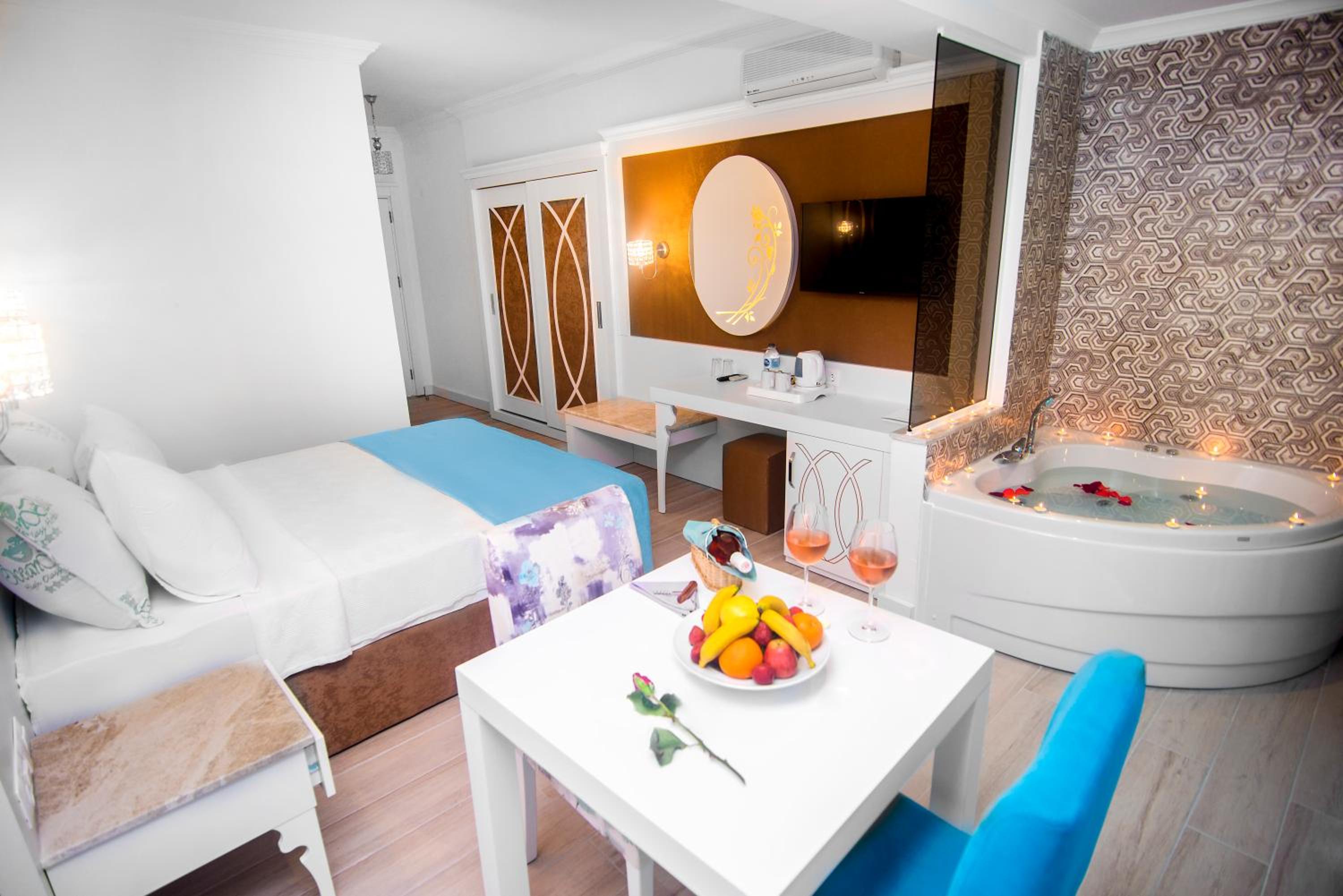 Deluxe Indoor Jacuzzi Room - Photo 7