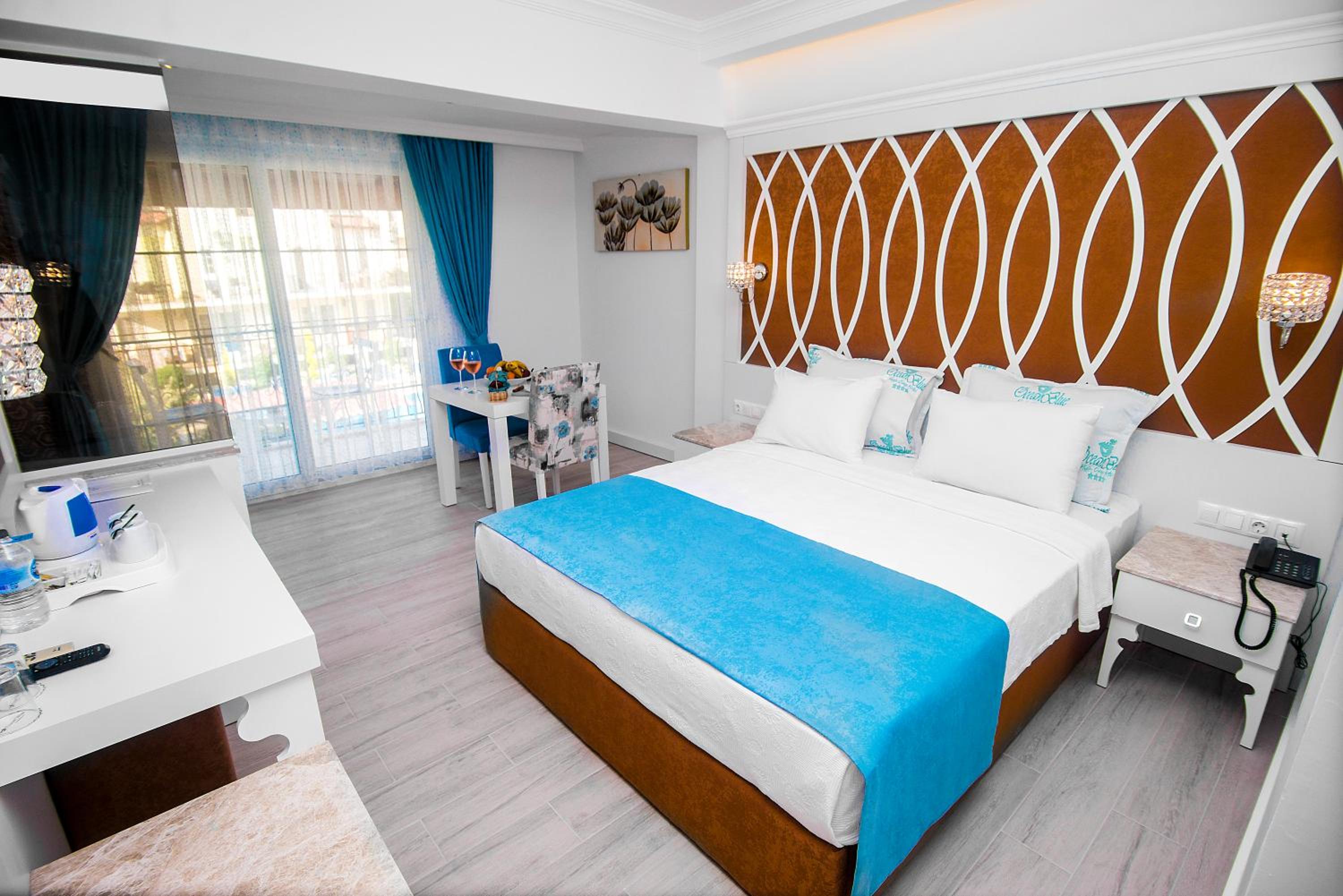 Deluxe Indoor Jacuzzi Room - Photo 6