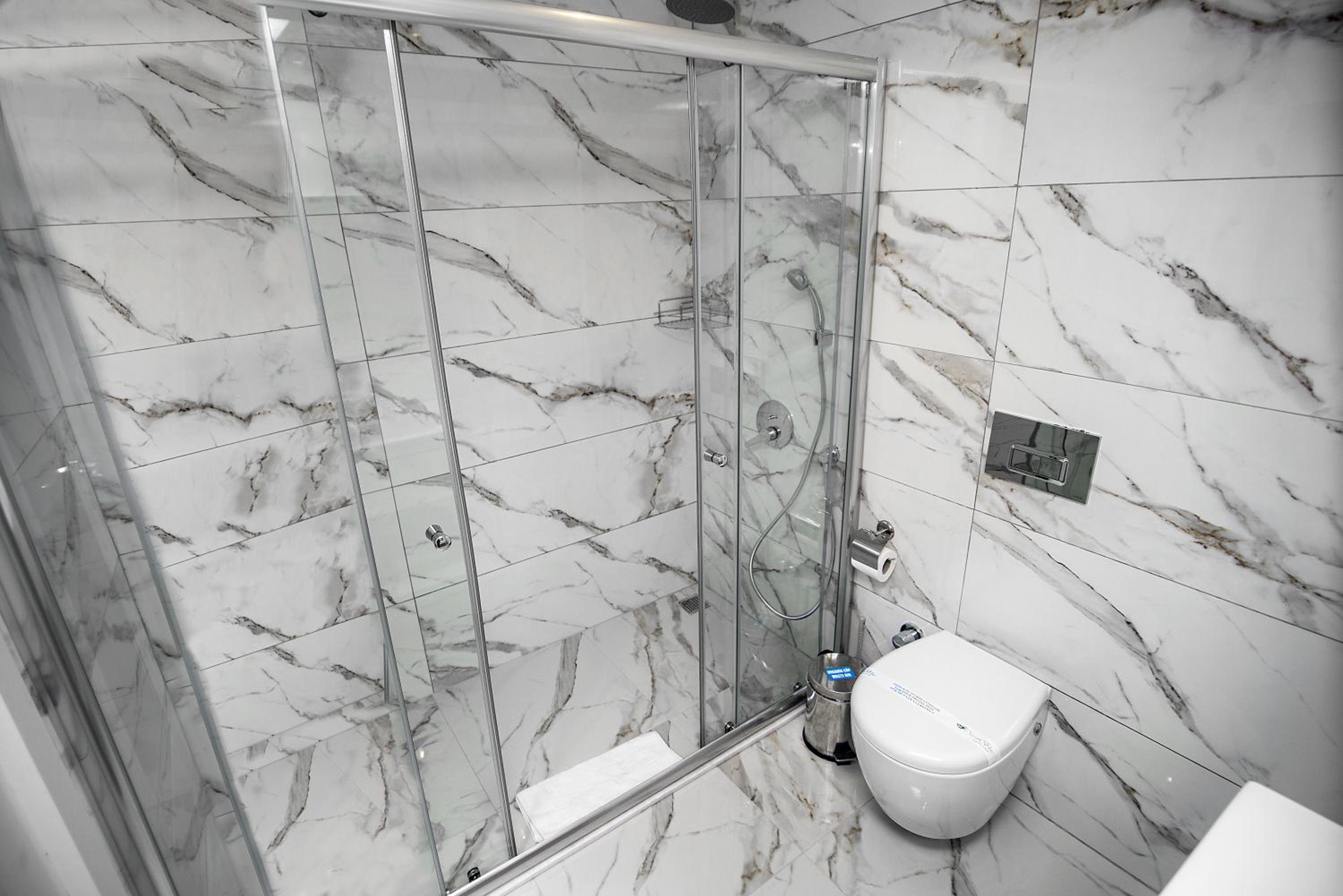 Deluxe Indoor Jacuzzi Room - Photo 4