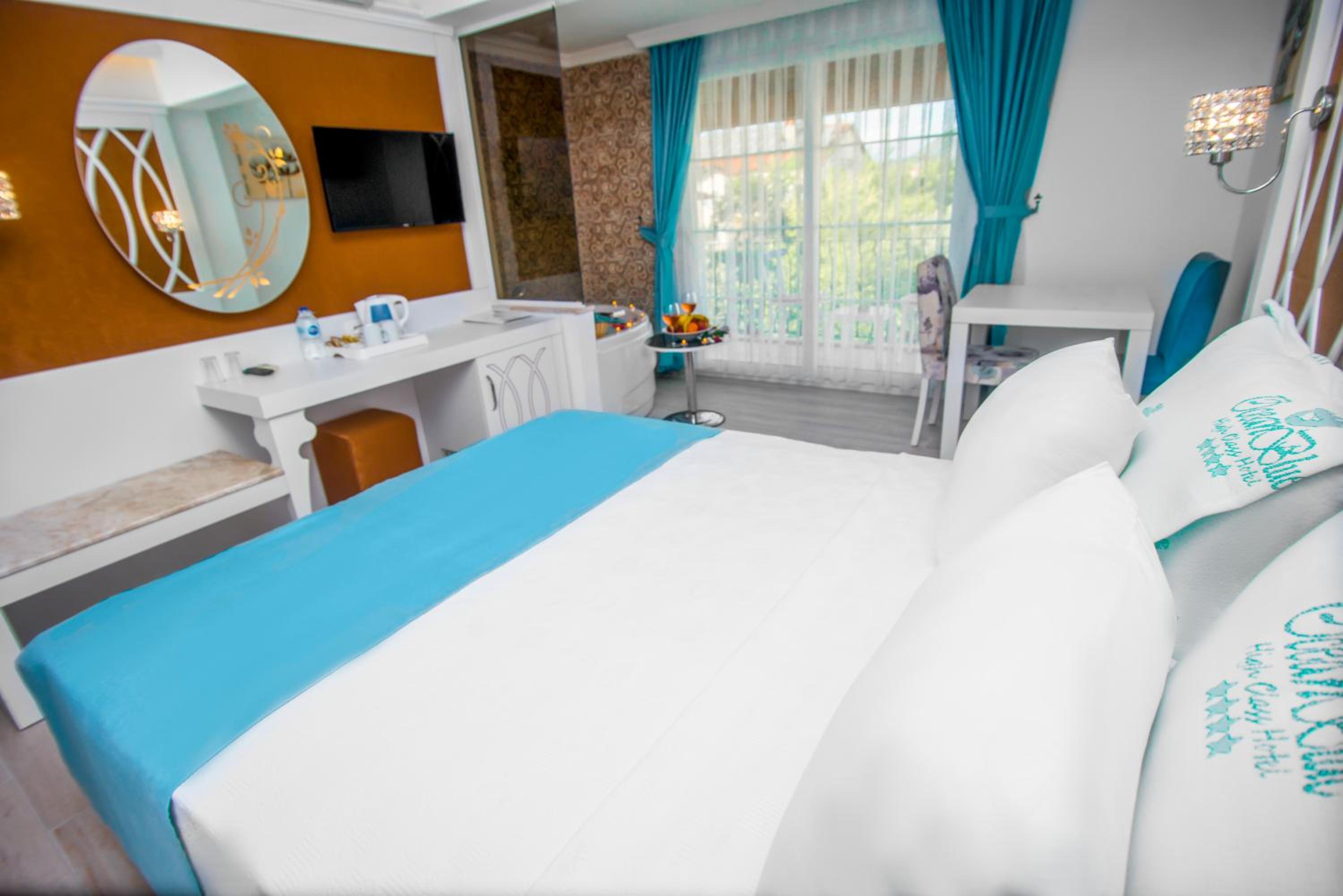 Deluxe Indoor Jacuzzi Room - Photo 2