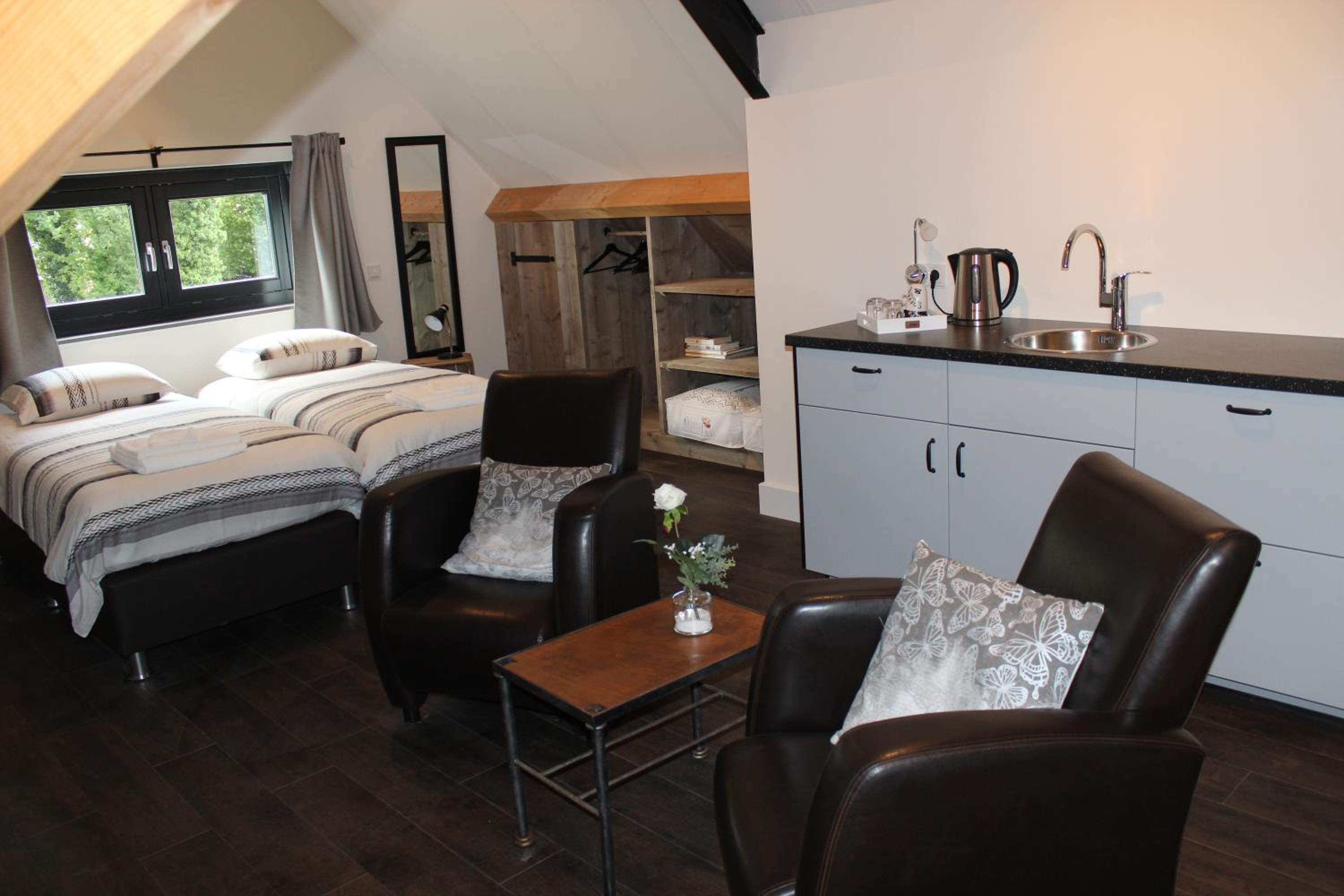 Triple Room with Private Bathroom - Photo 9
