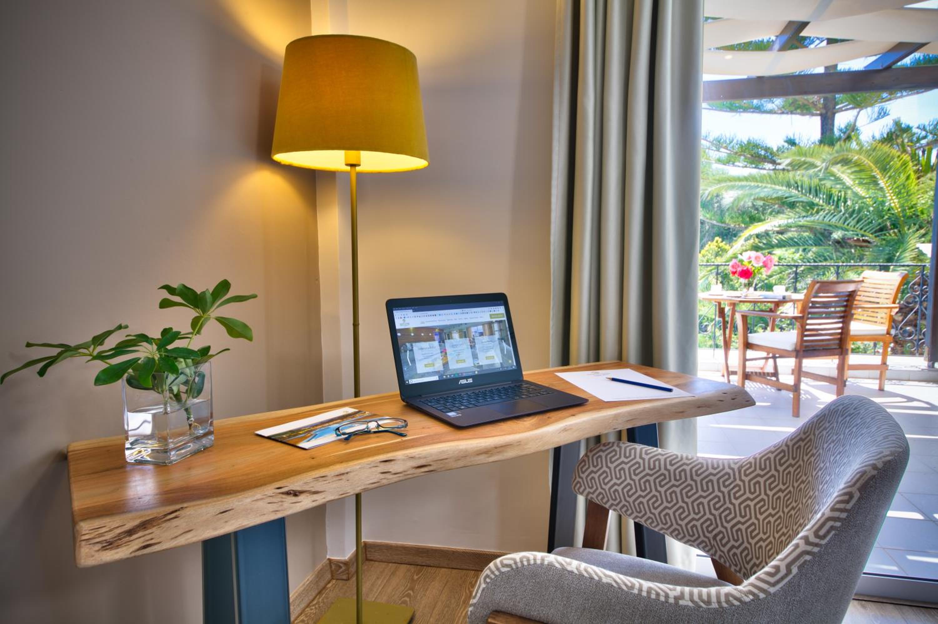 Junior Suite with Pool View photo 2